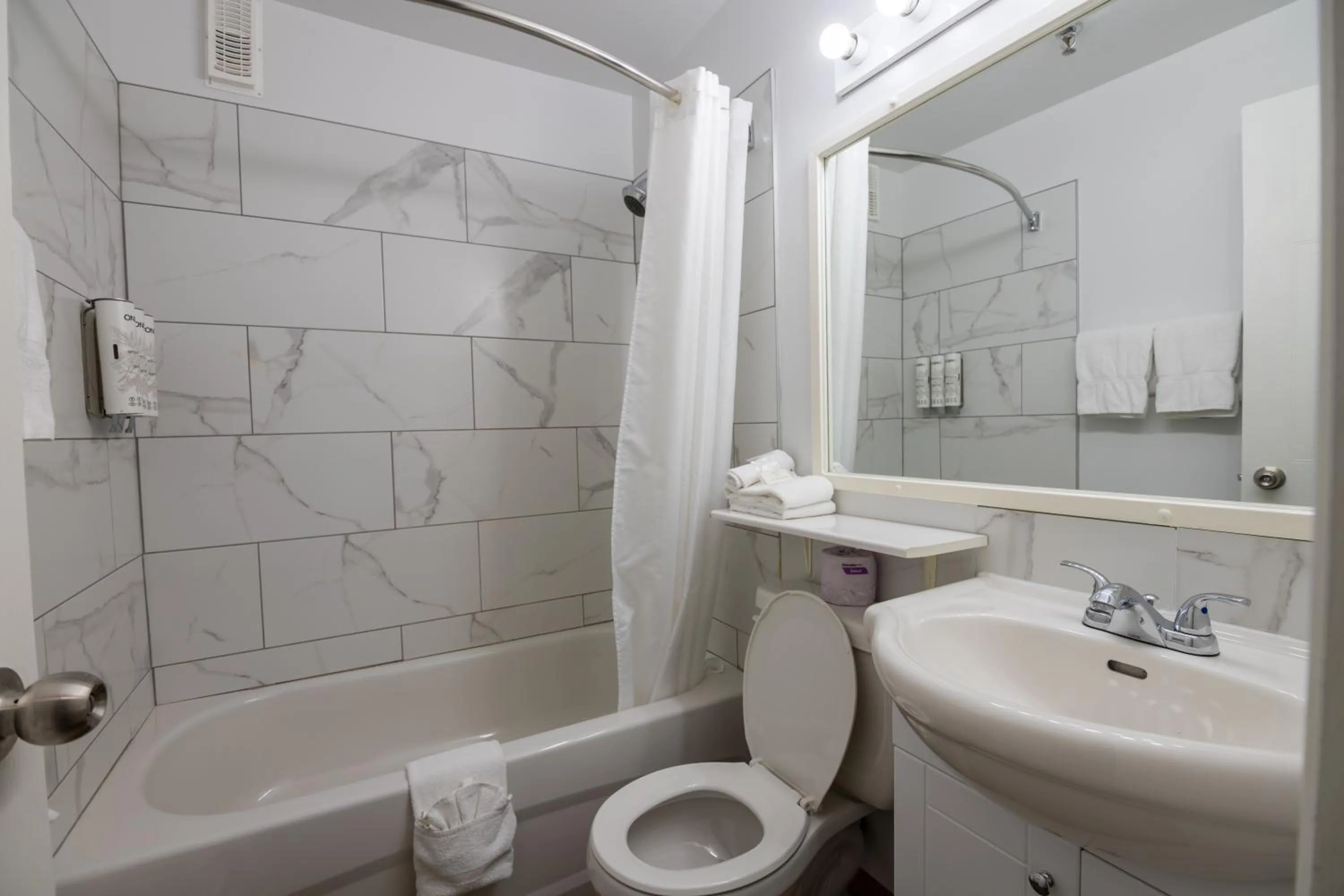 Bathroom in Hôtel Les Mouettes