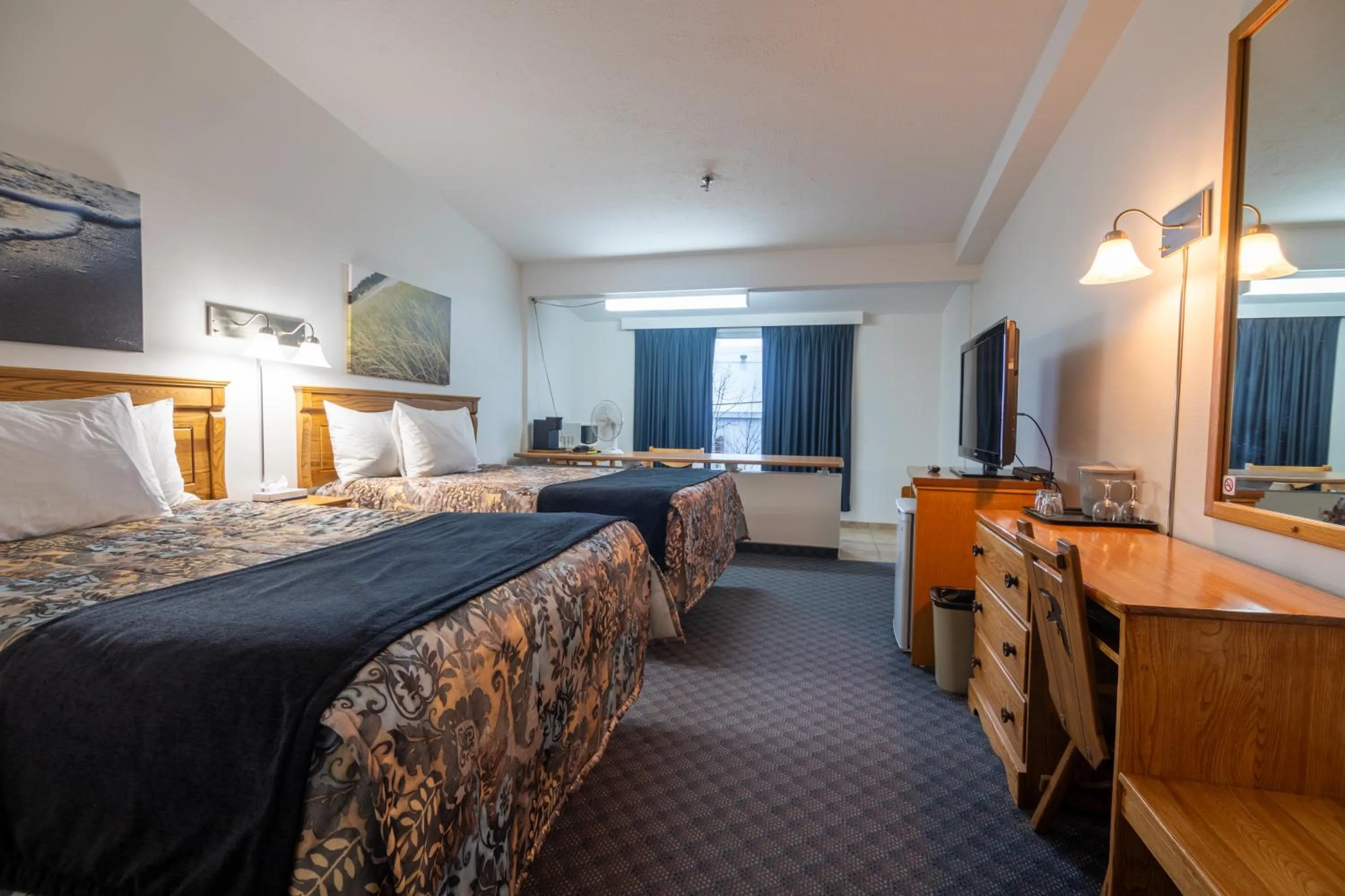 Bedroom, Bed in Hôtel Les Mouettes