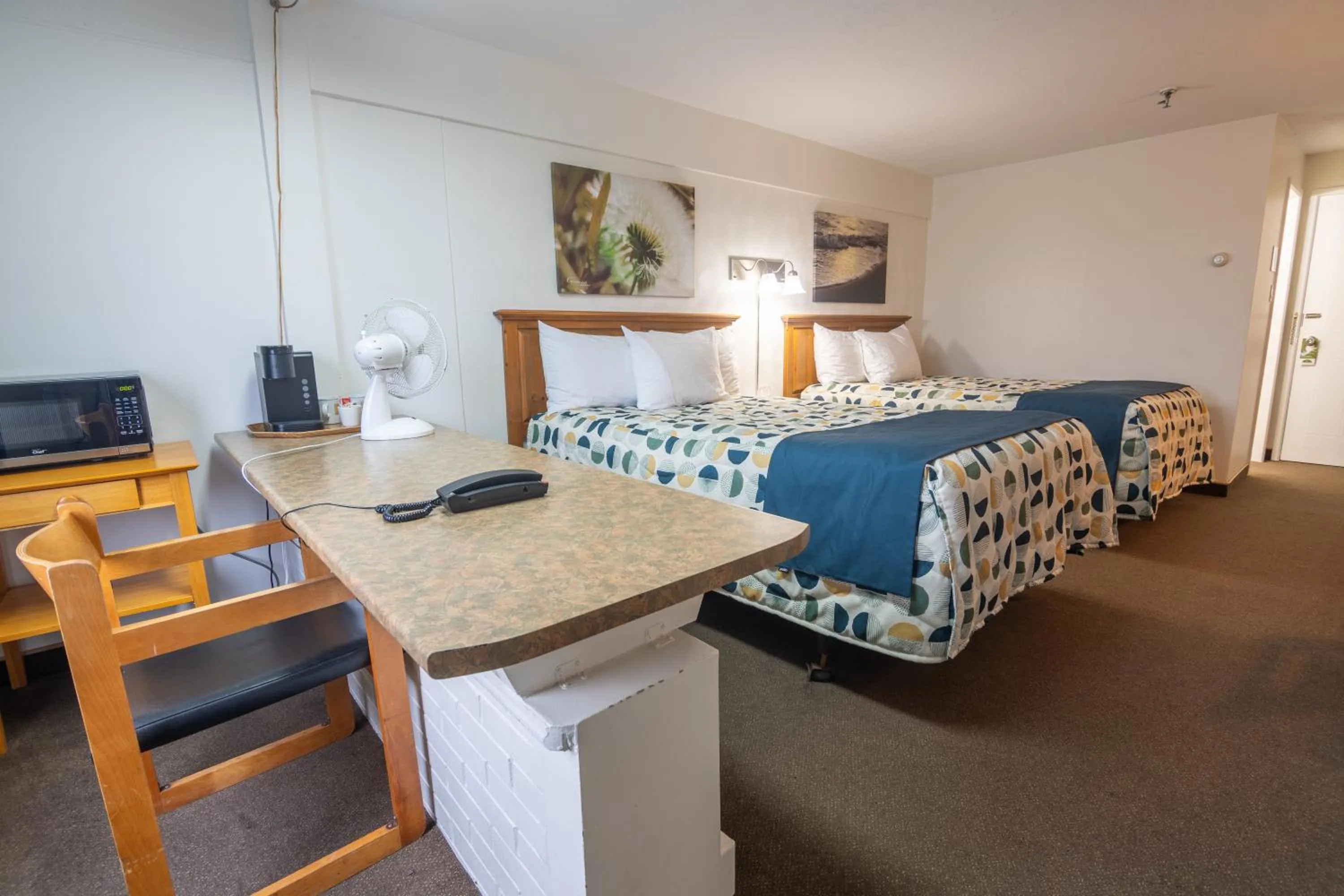 Seating area, Bed in Hôtel Les Mouettes