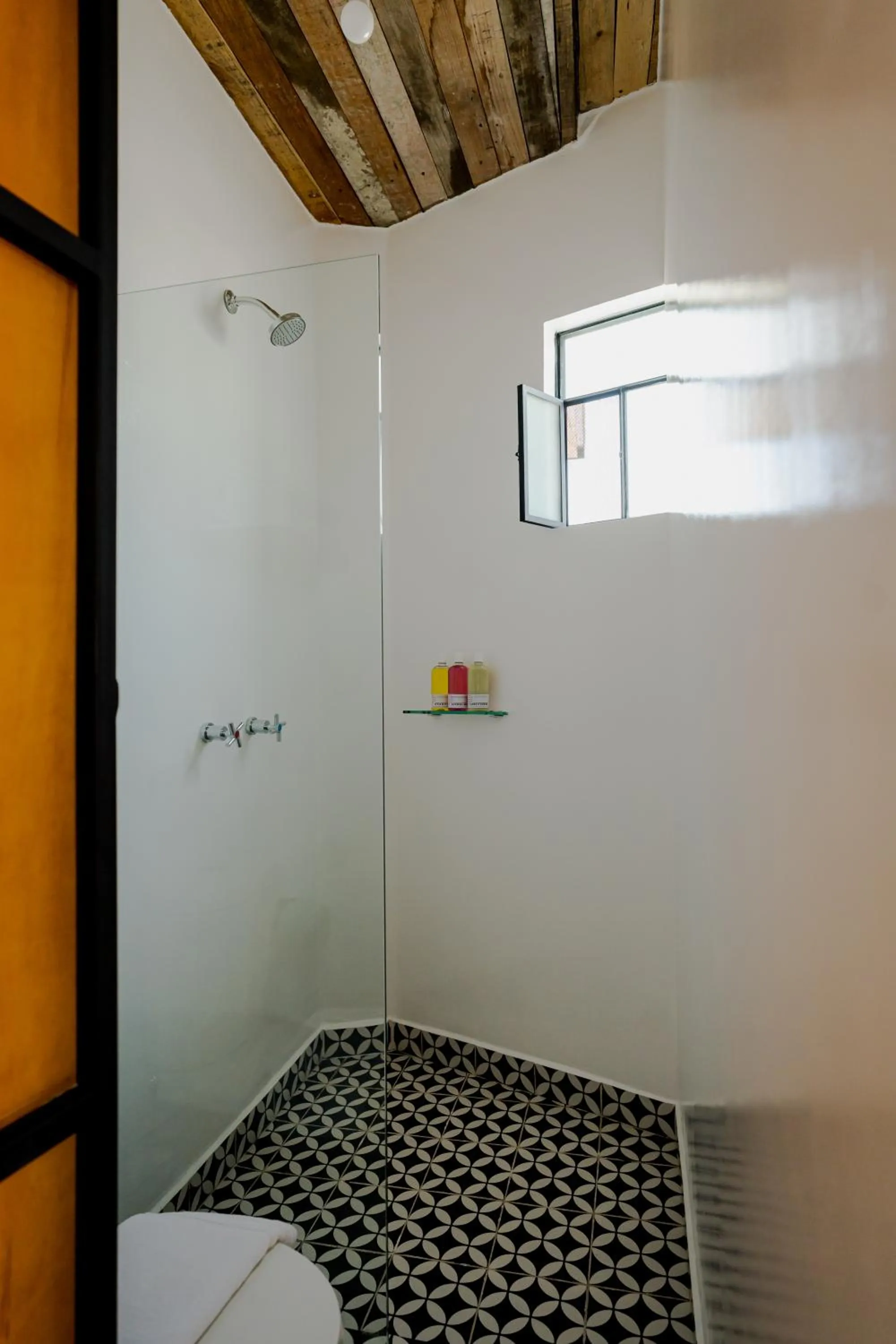 Shower in Hotel con Corazón Oaxaca