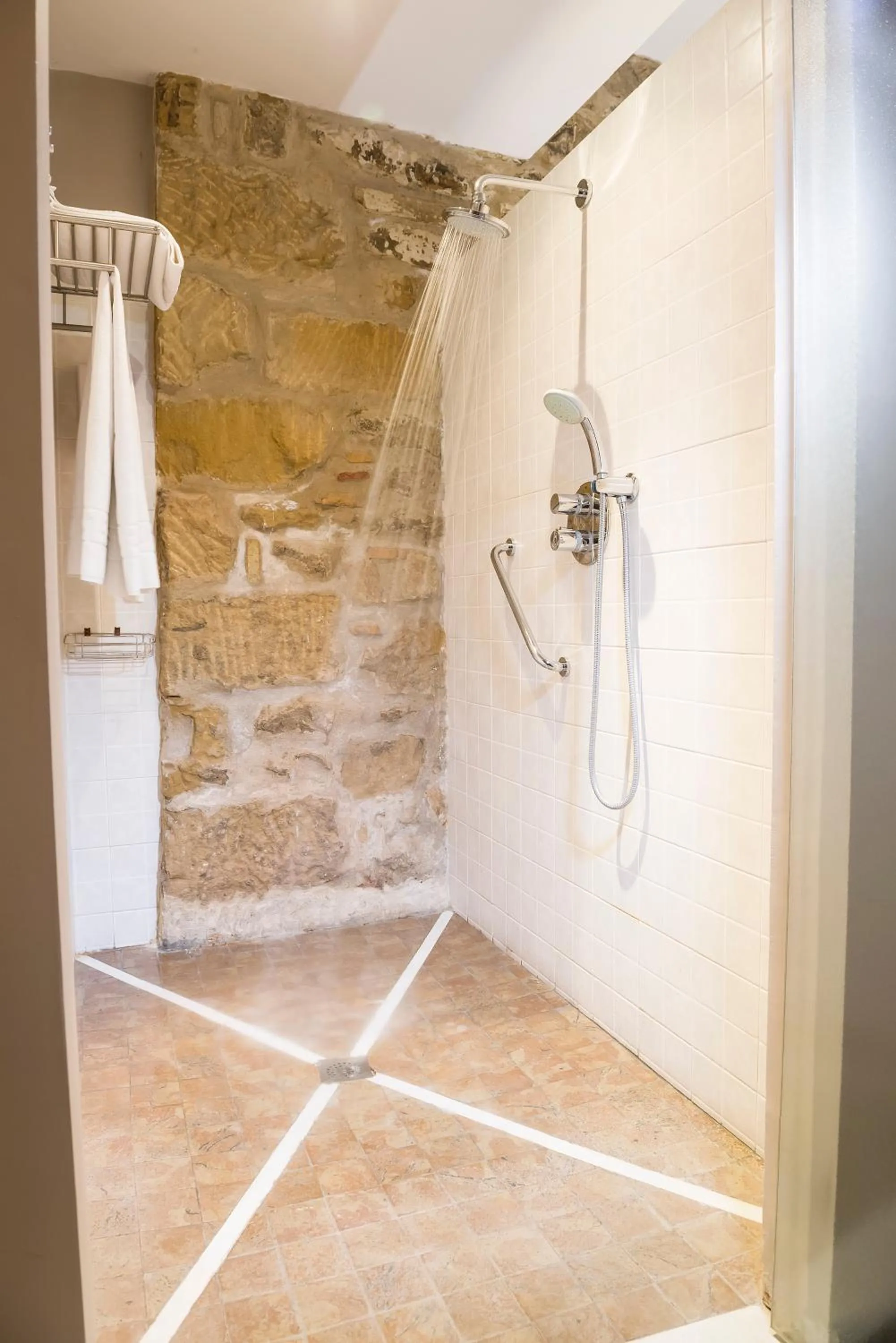 Shower in Alvaro de Torres Boutique
