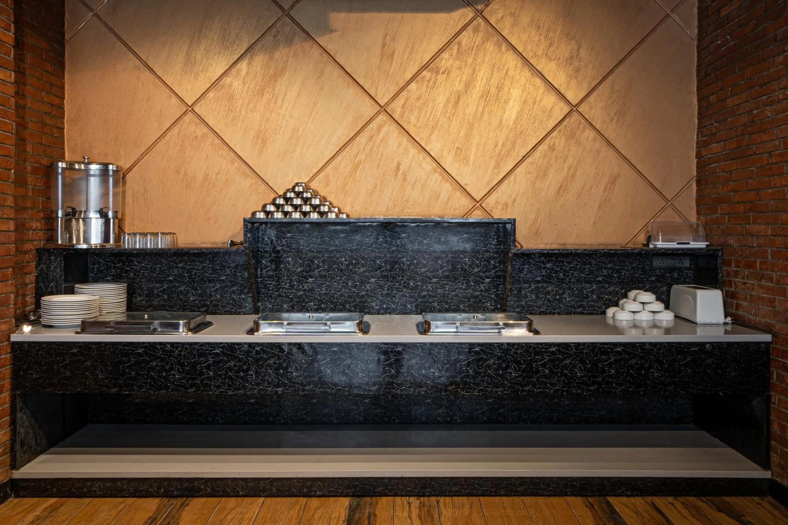 Restaurant/places to eat in The Suncourt Hotel Yatri