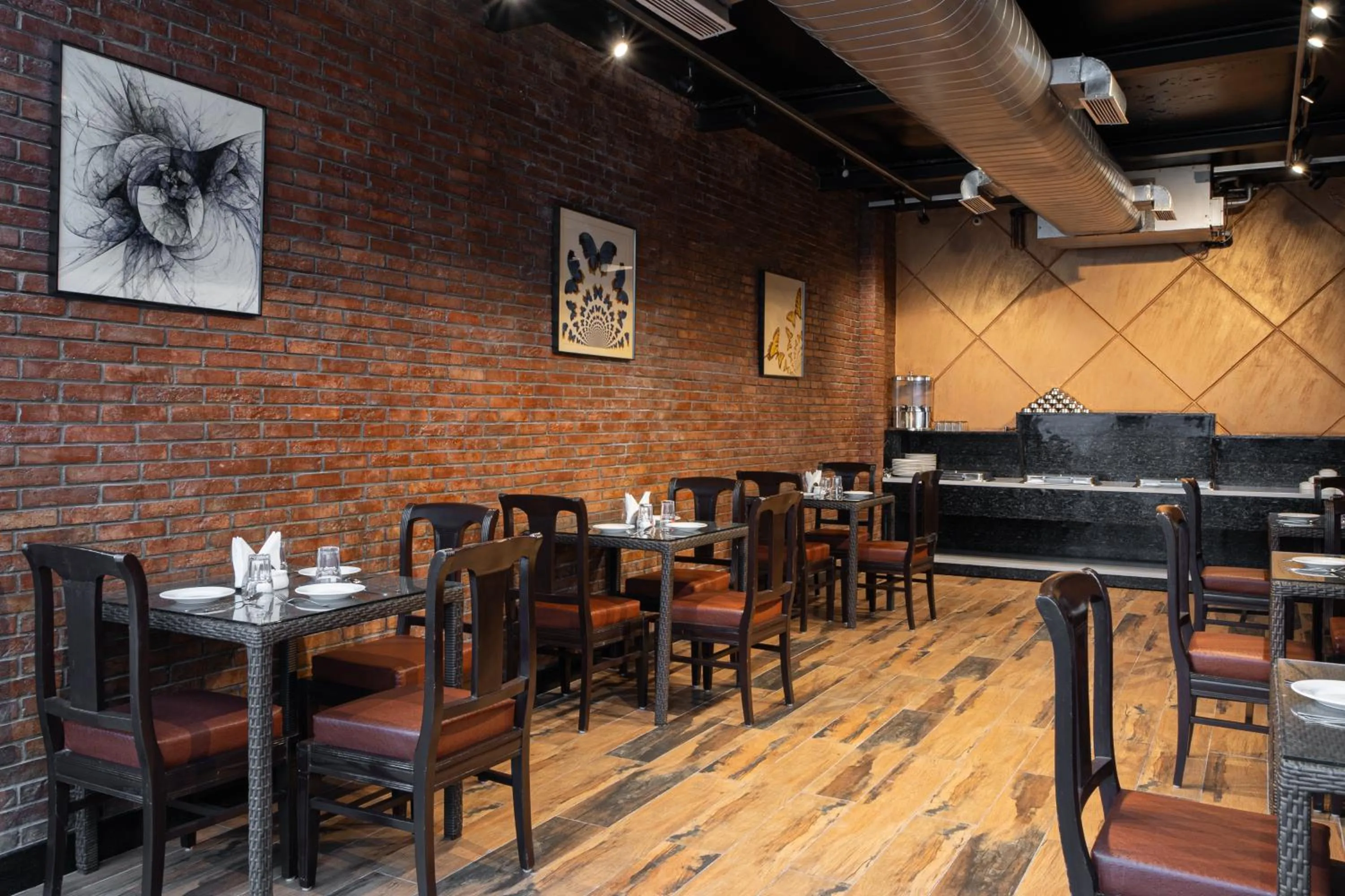 Restaurant/places to eat in The Suncourt Hotel Yatri