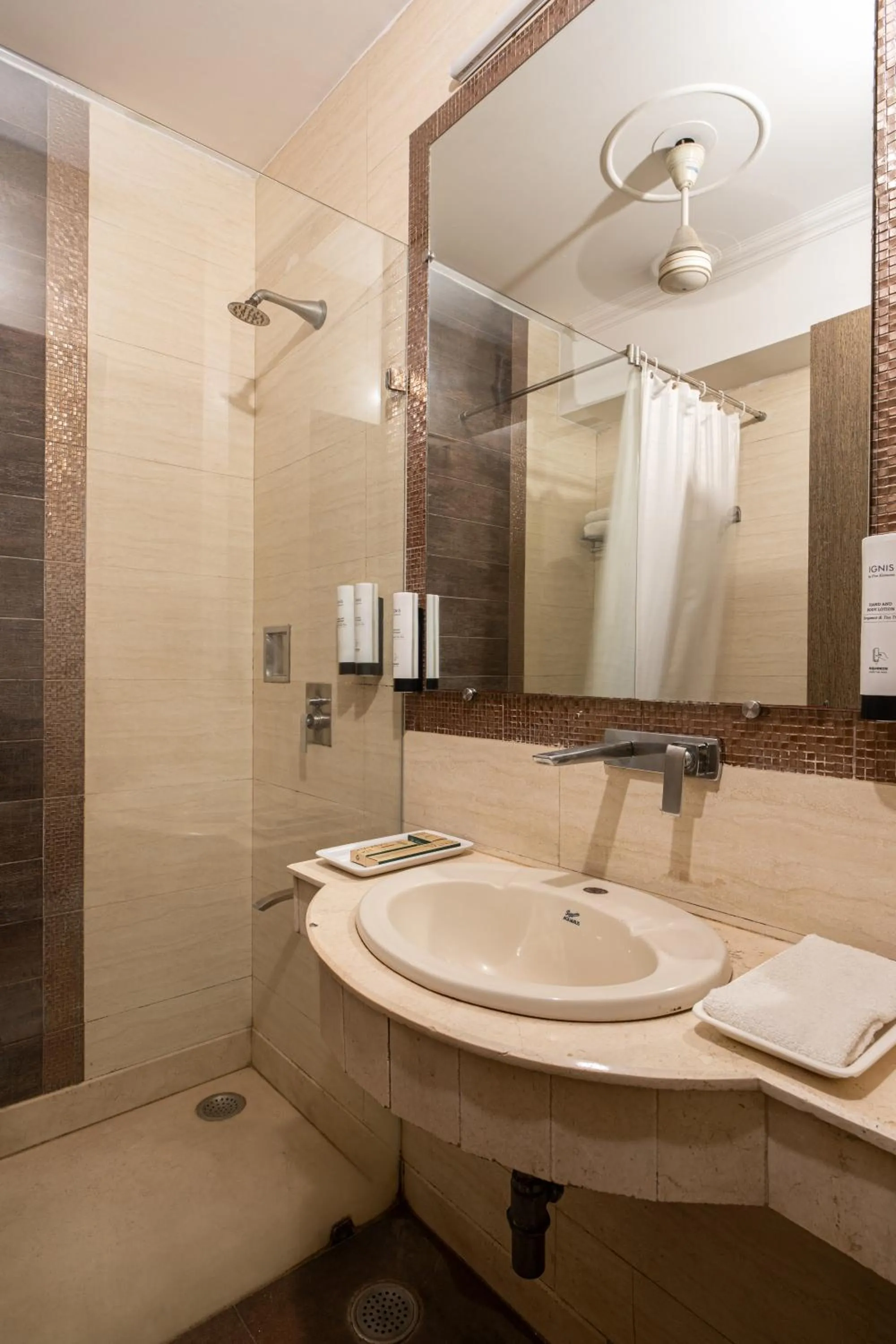 Shower in The Suncourt Hotel Yatri