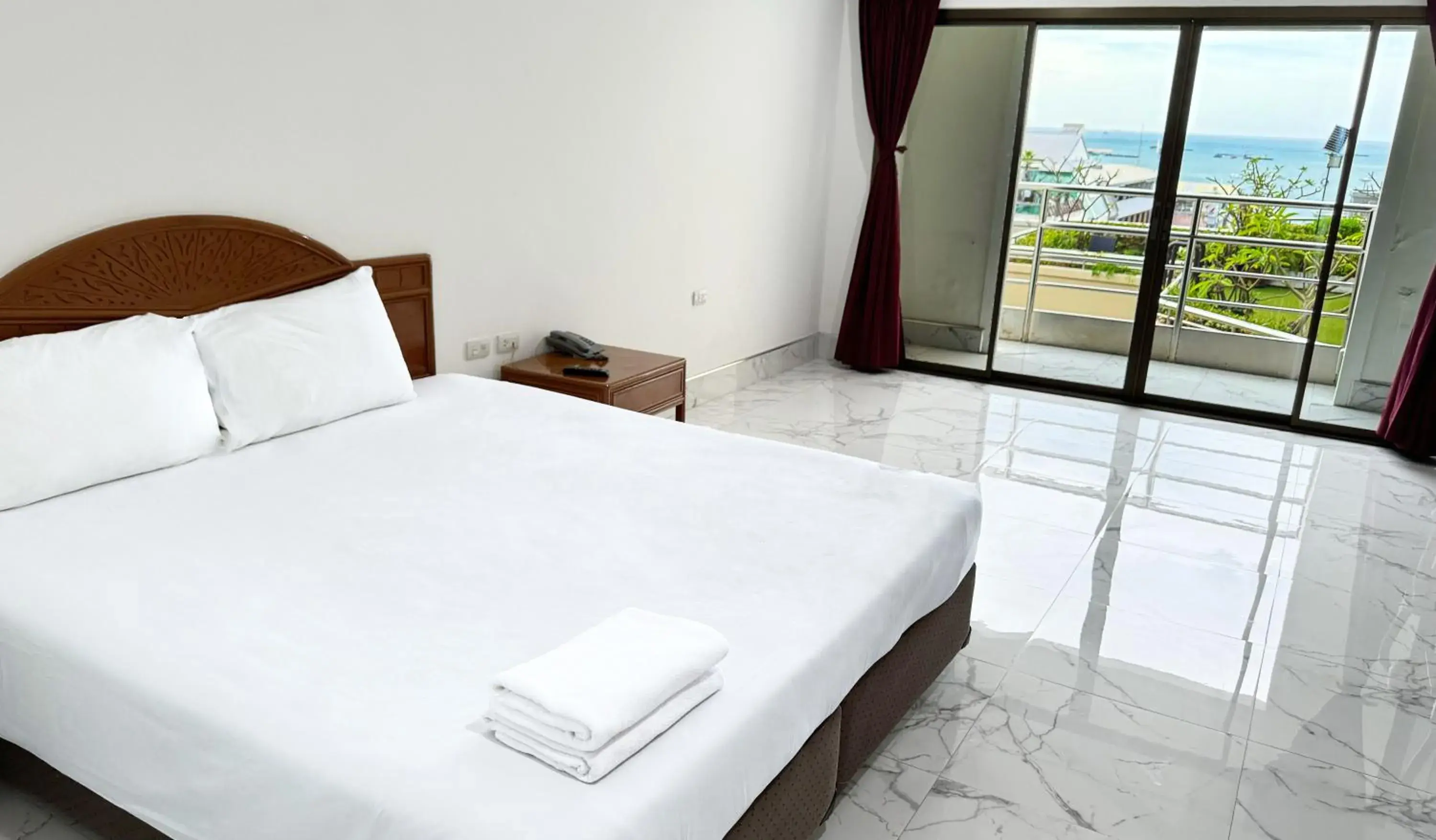 Deluxe Double Room in Highfive Hotel Pattaya Deluxe Double Room in Highfive Hotel Pattaya