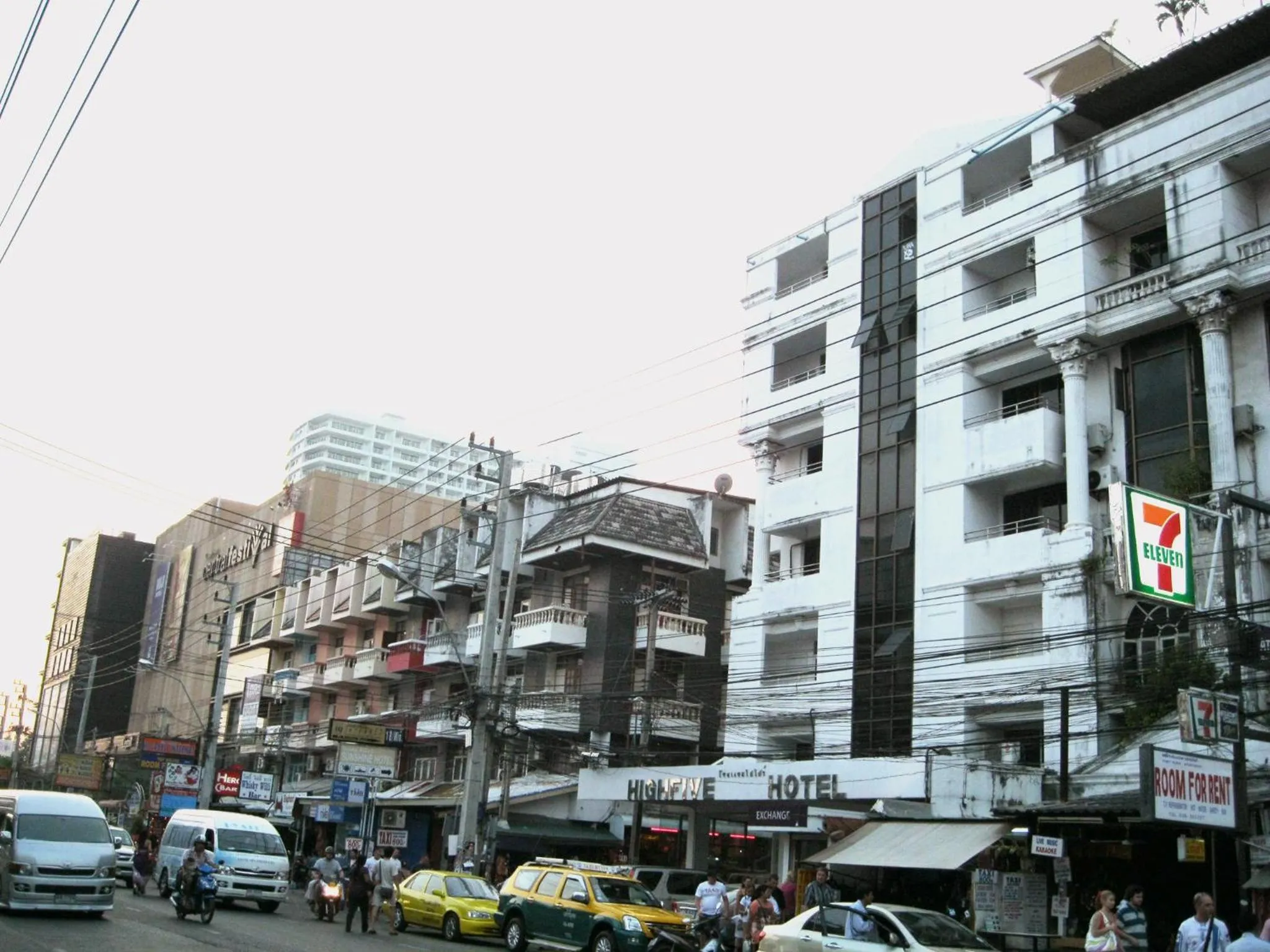 Facade/entrance in Highfive Hotel Pattaya