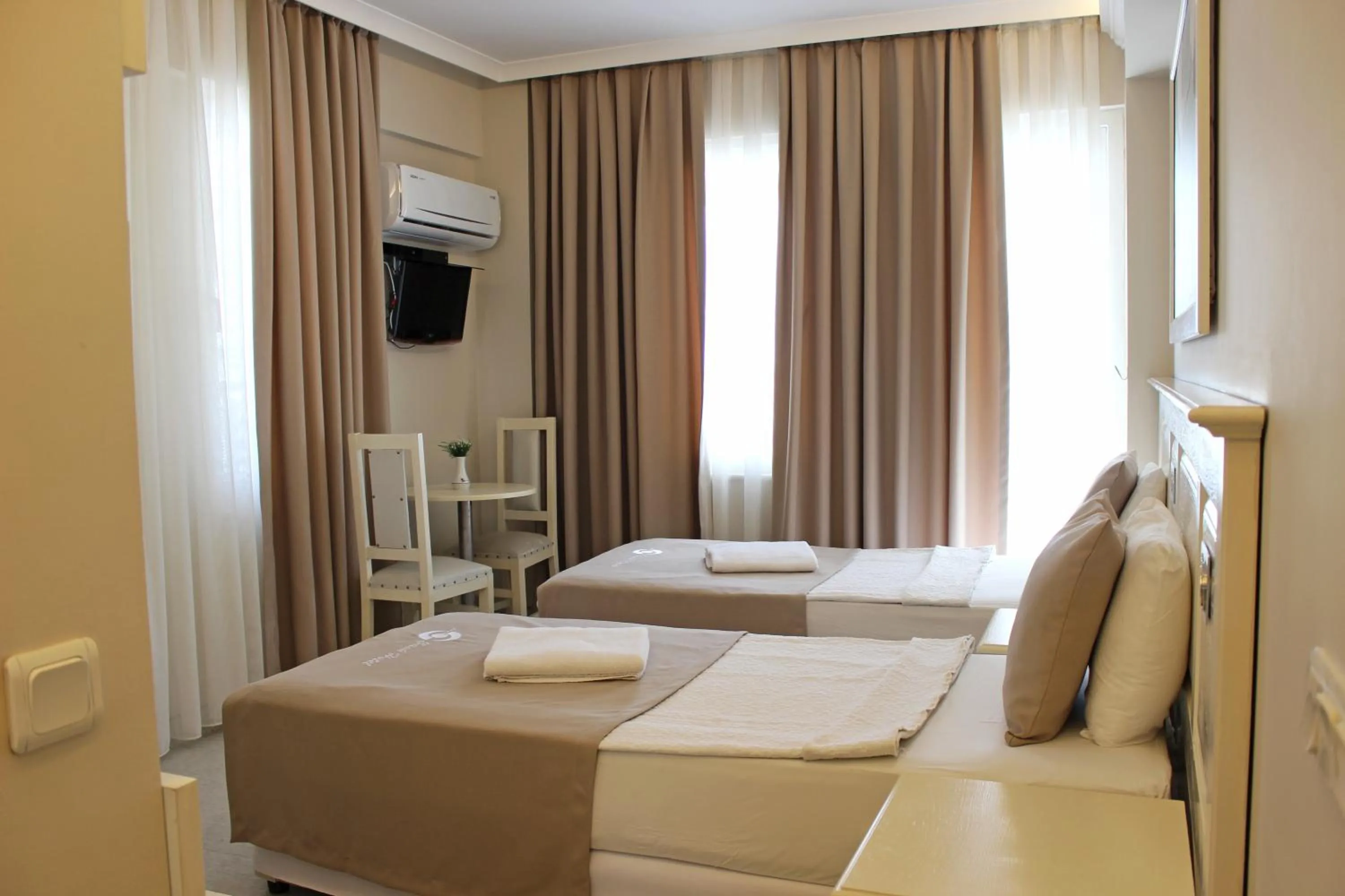 Photo of the whole room, Bed in Savk Hotel