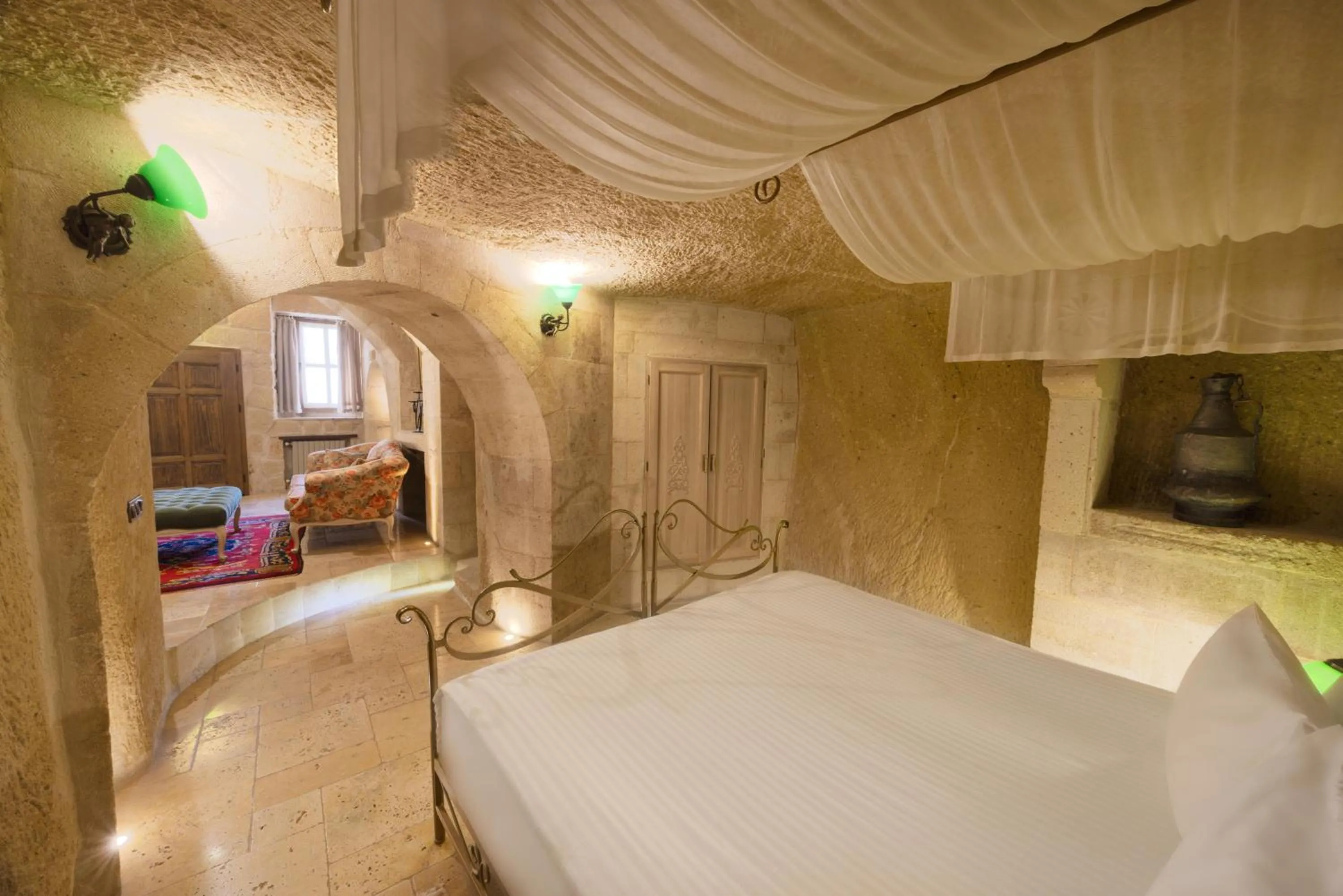 Photo of the whole room, Bed in Tafoni Houses Cave Hotel