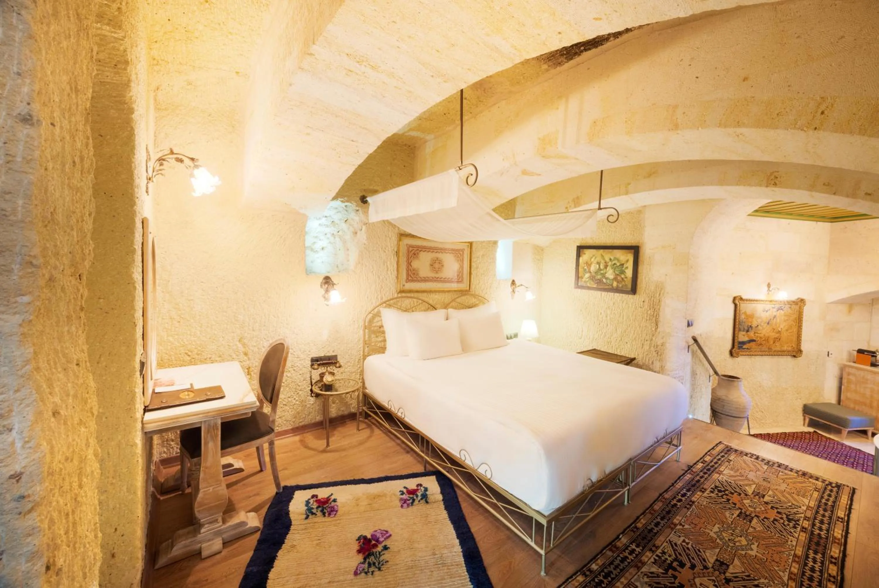 Photo of the whole room, Bed in Tafoni Houses Cave Hotel