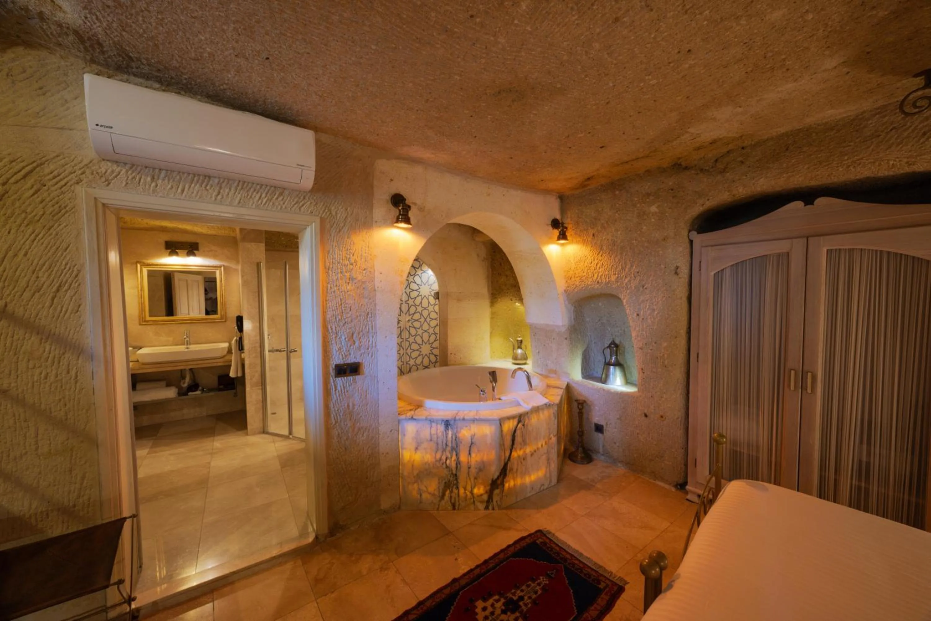 Photo of the whole room, Bed in Tafoni Houses Cave Hotel