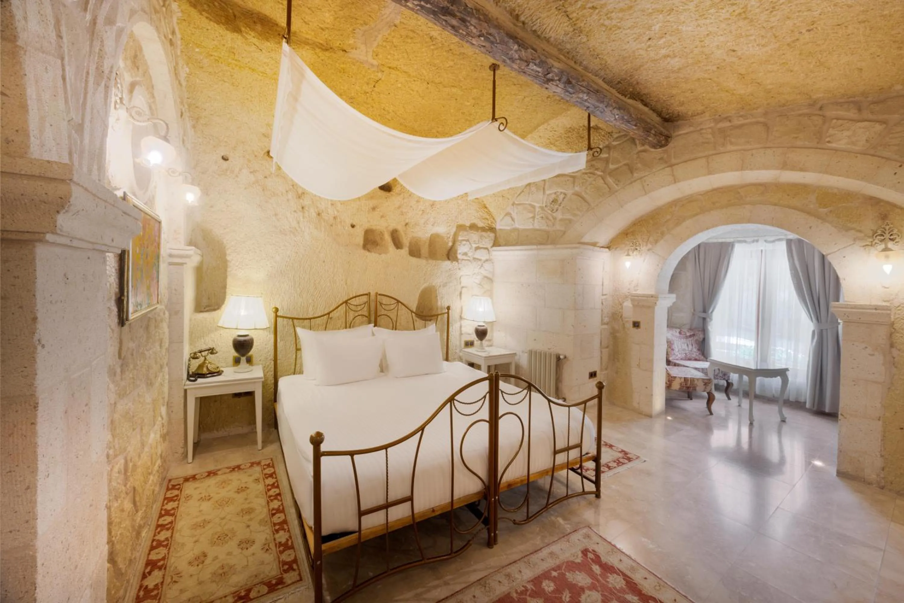 Photo of the whole room, Bed in Tafoni Houses Cave Hotel