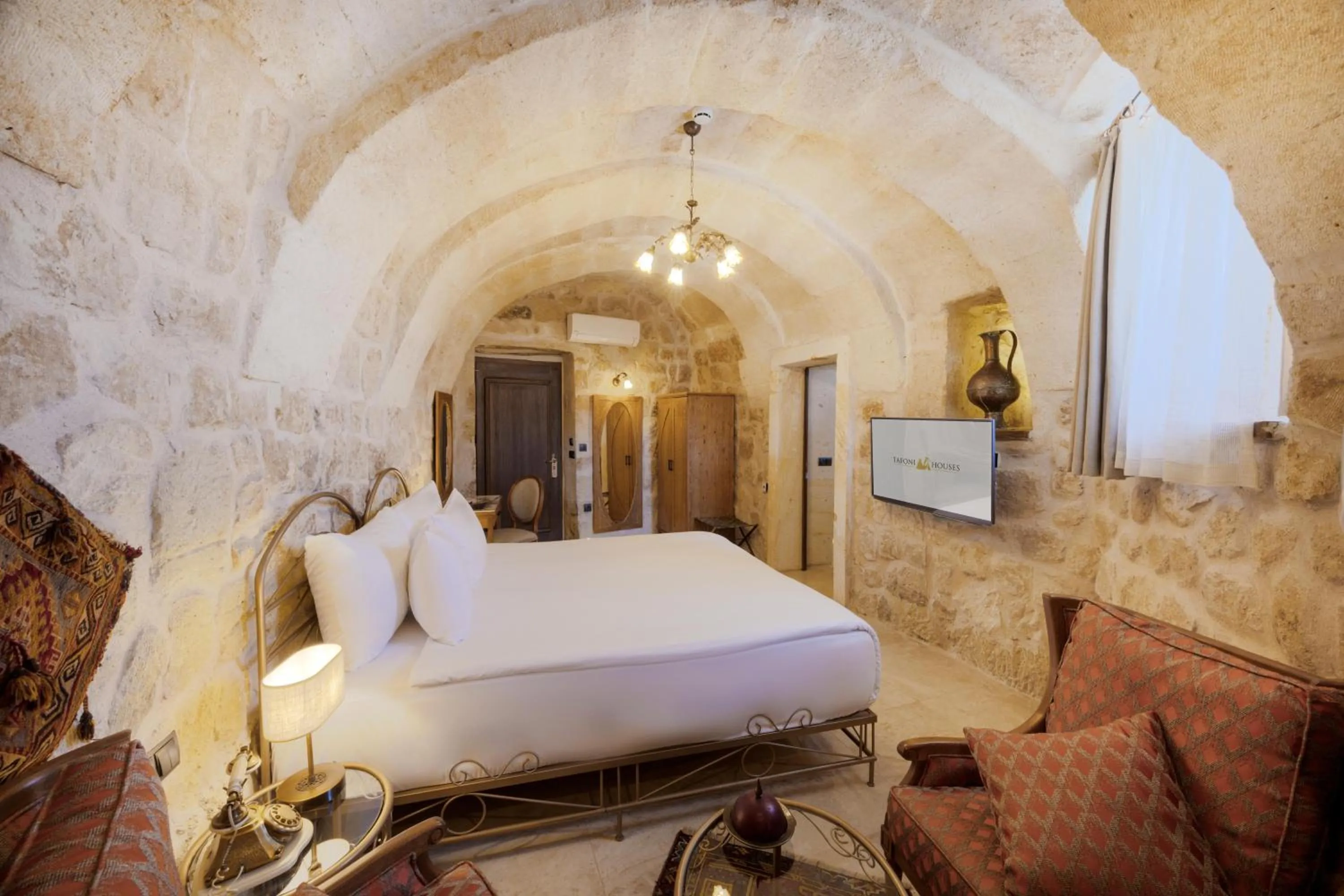 Photo of the whole room, Bed in Tafoni Houses Cave Hotel