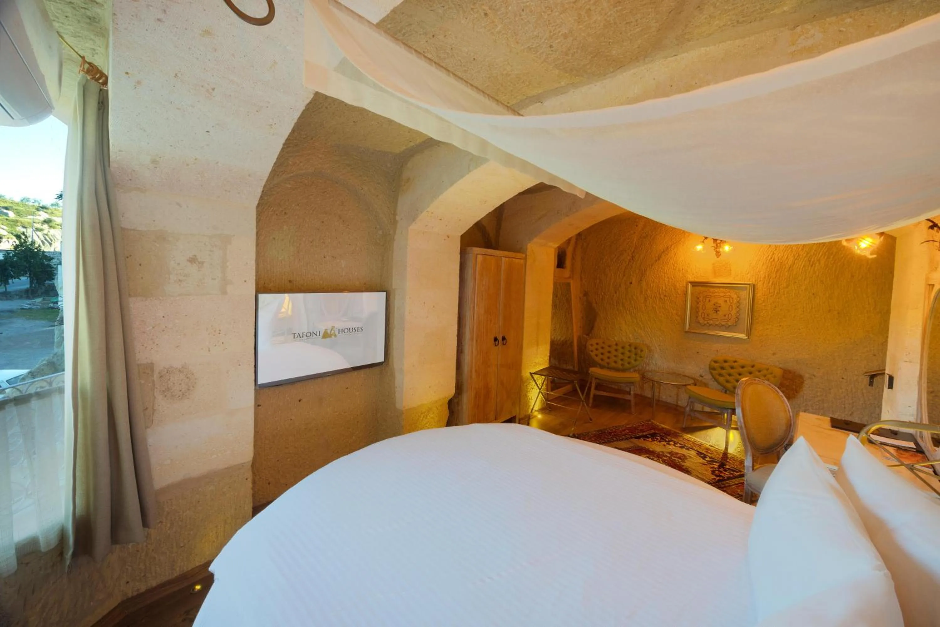Photo of the whole room, Bed in Tafoni Houses Cave Hotel