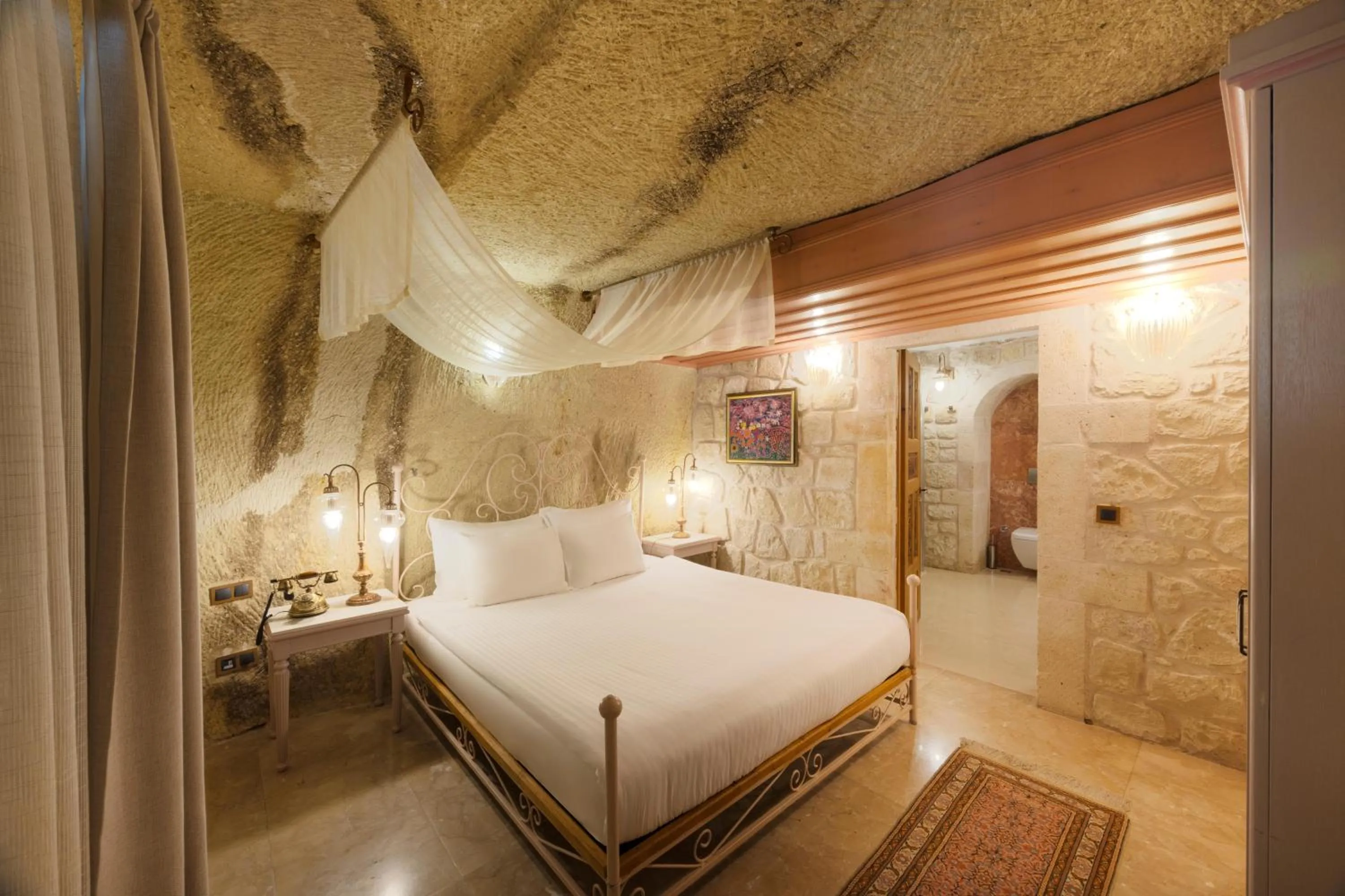 Photo of the whole room, Bed in Tafoni Houses Cave Hotel