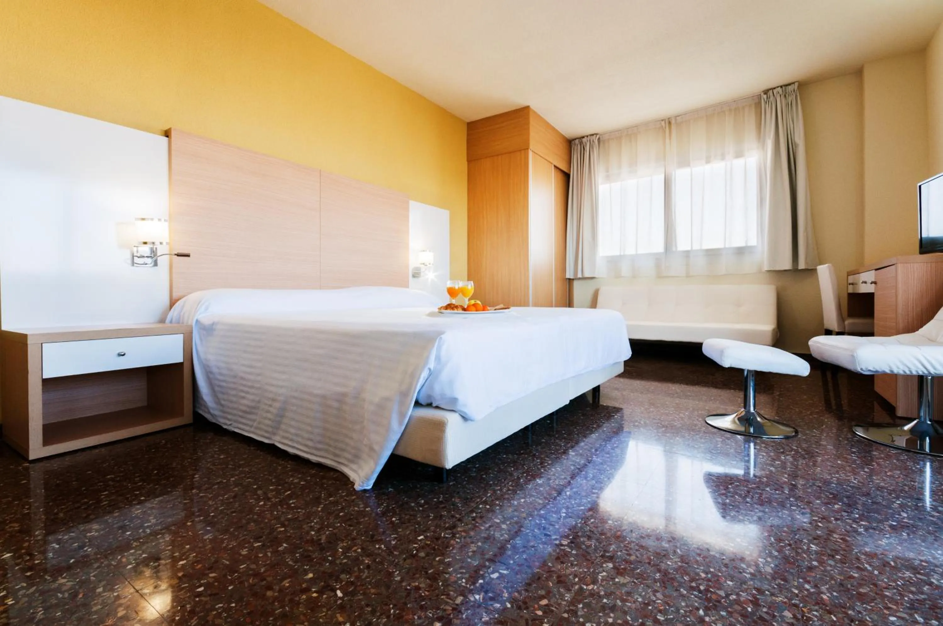 Bedroom, Bed in Hotel Fontana Plaza