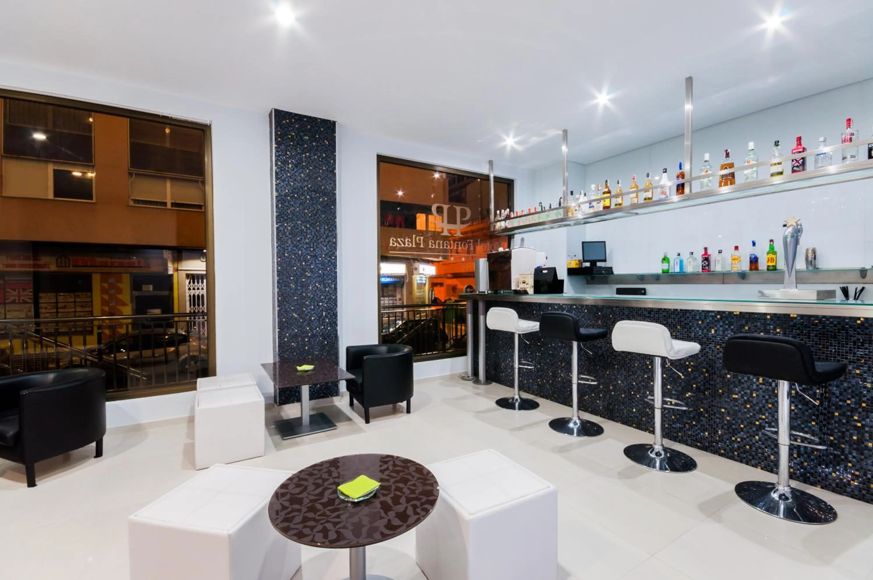Lounge or bar in Hotel Fontana Plaza