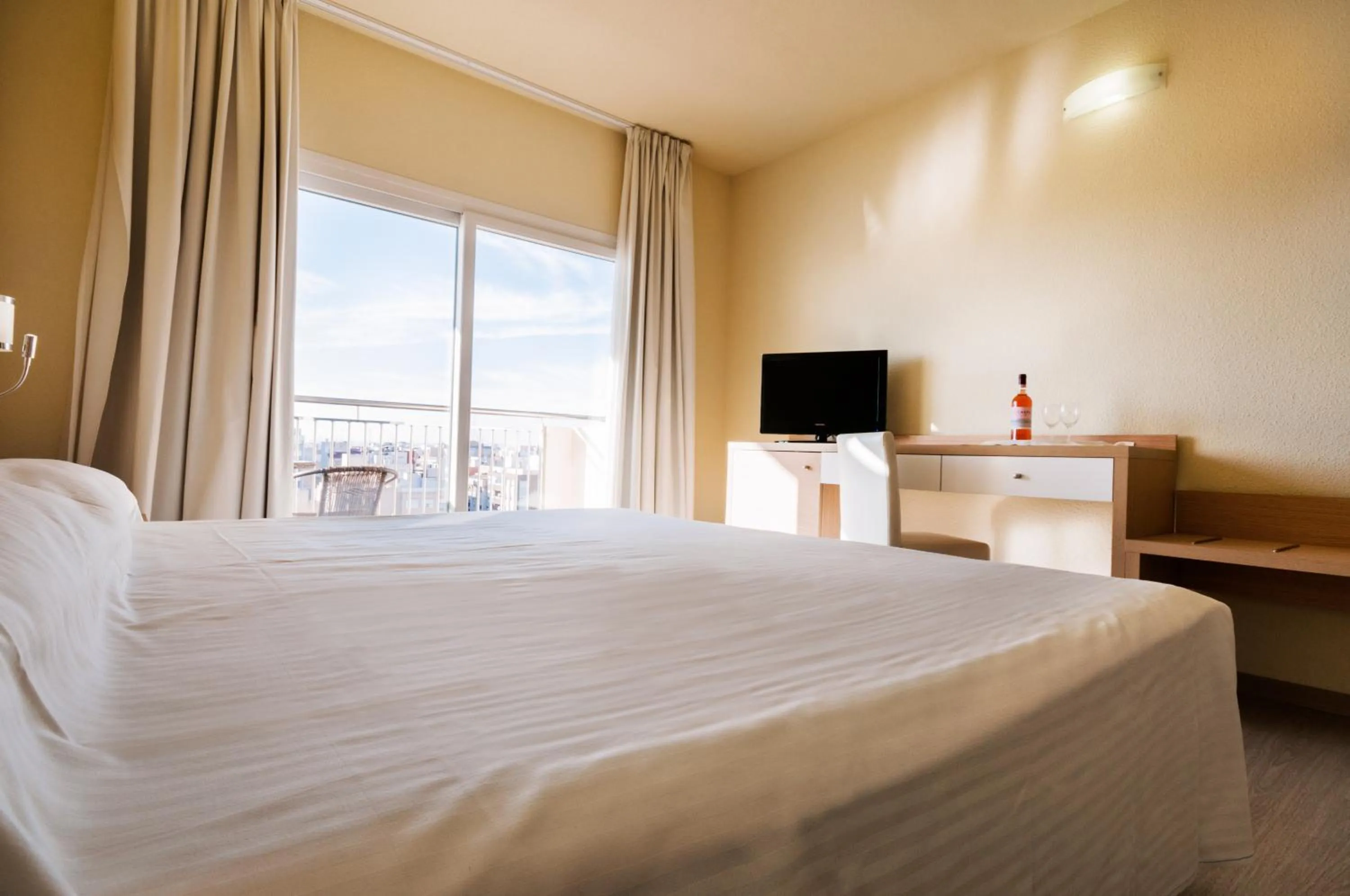 Bedroom, Bed in Hotel Fontana Plaza