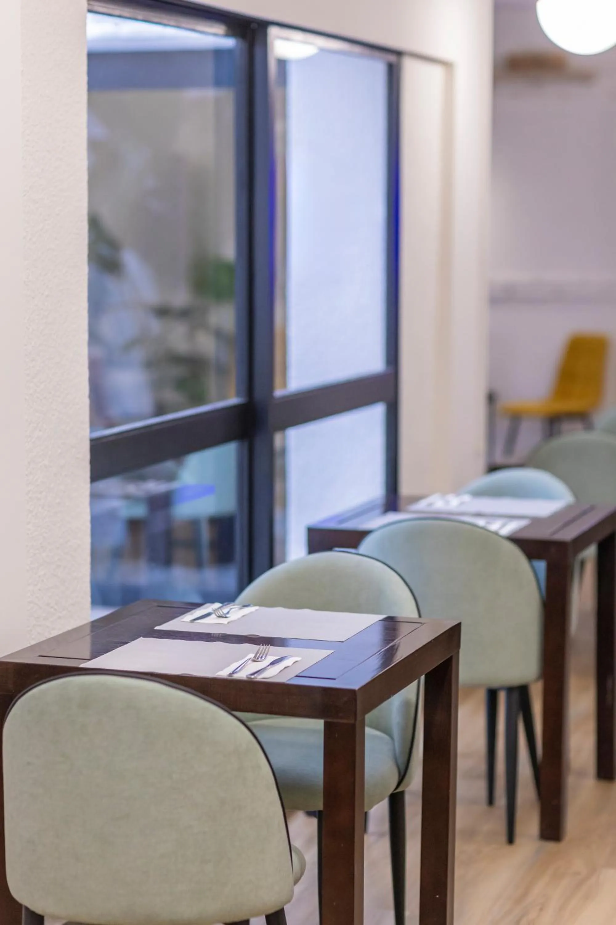 Dining area in Itaca Colón by Soho Boutique