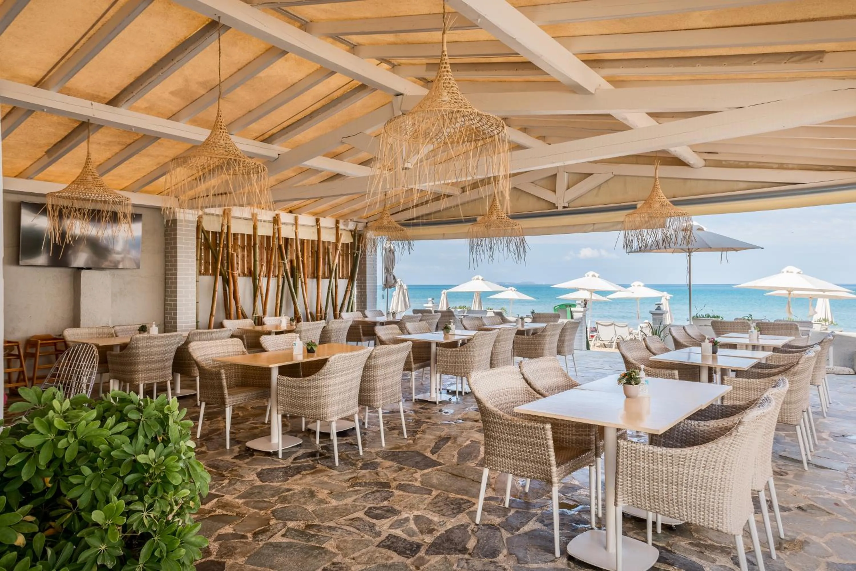 Restaurant/places to eat in Filorian Hotel Apartments