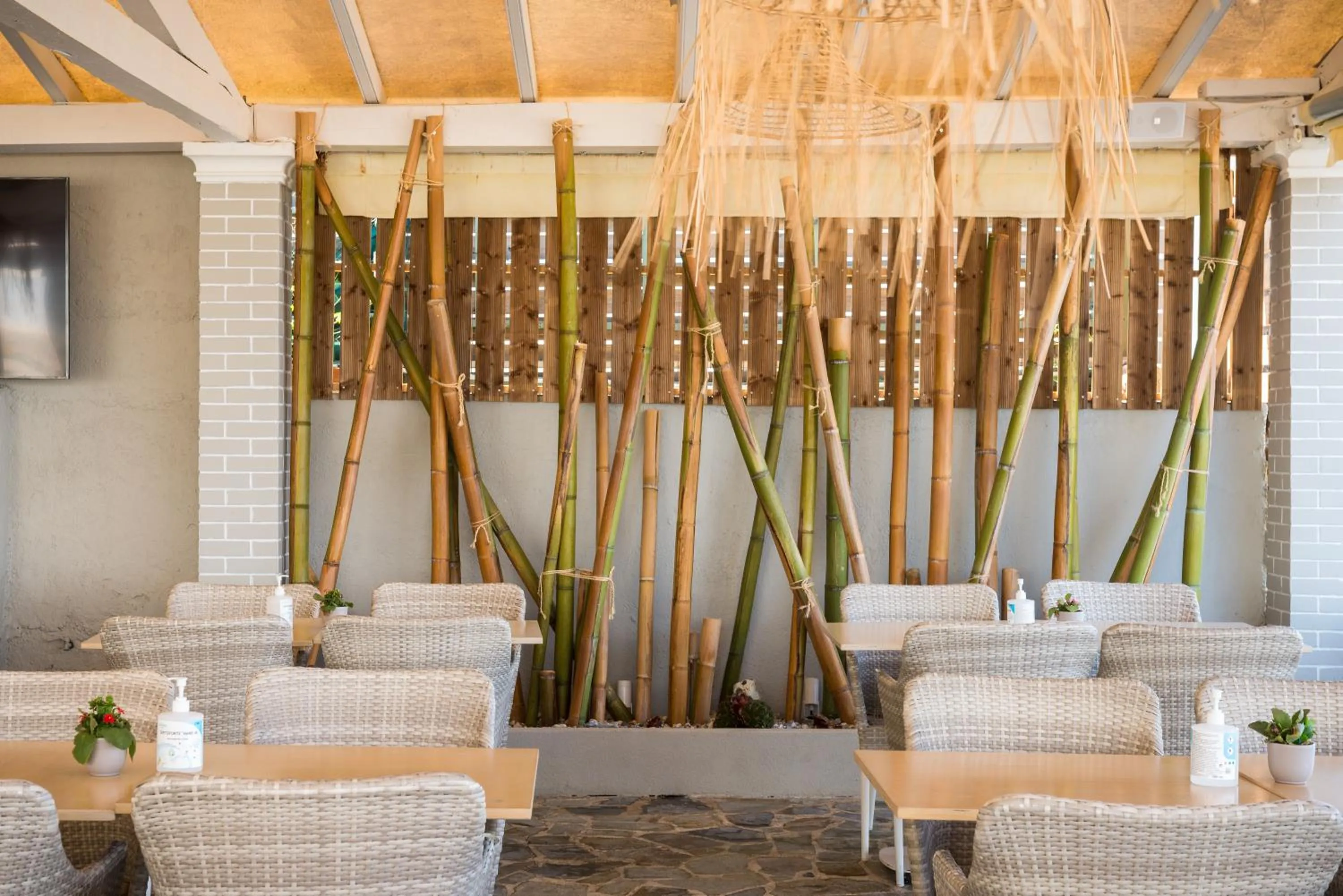 Restaurant/places to eat in Filorian Hotel Apartments