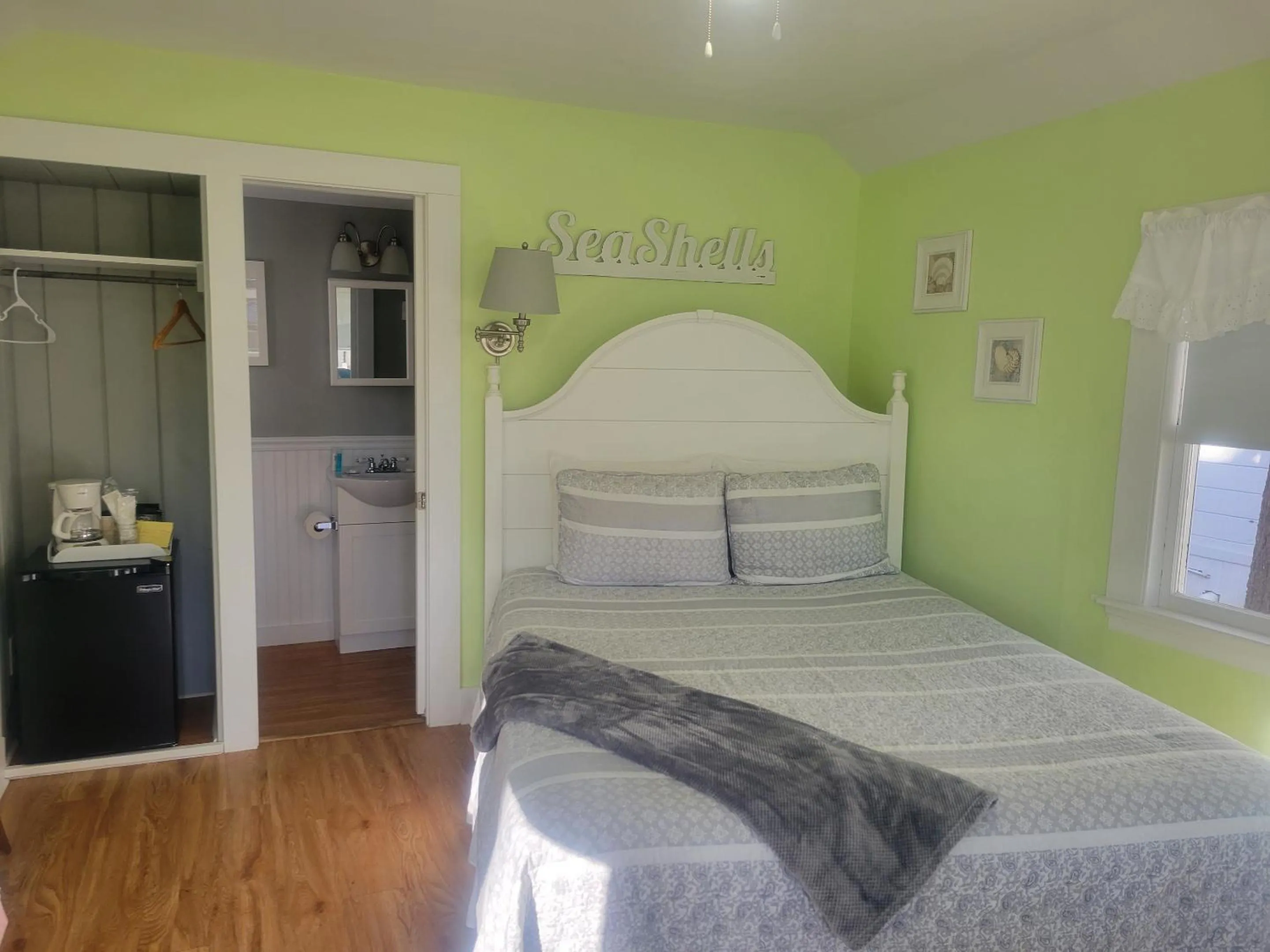 Bedroom, Bed in 2 River Road Inn Cottages