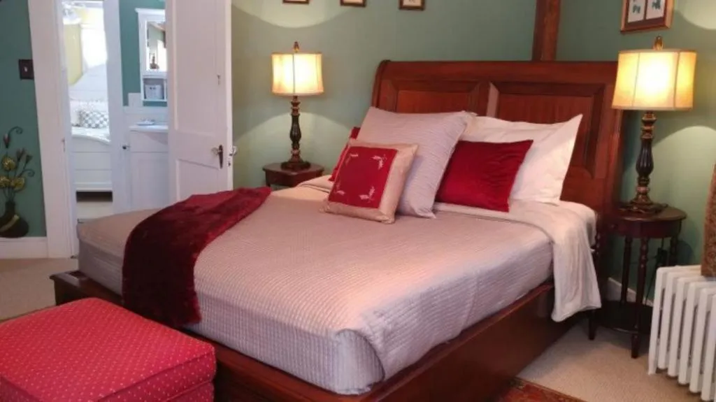 Bedroom, Bed in 2 River Road Inn Cottages