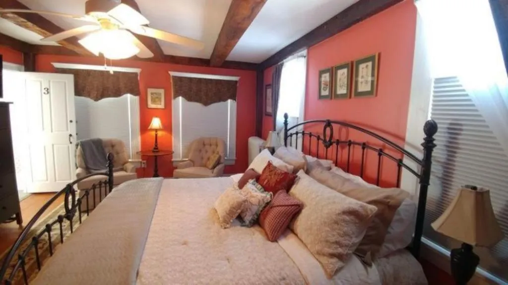 Other, Bed in 2 River Road Inn Cottages