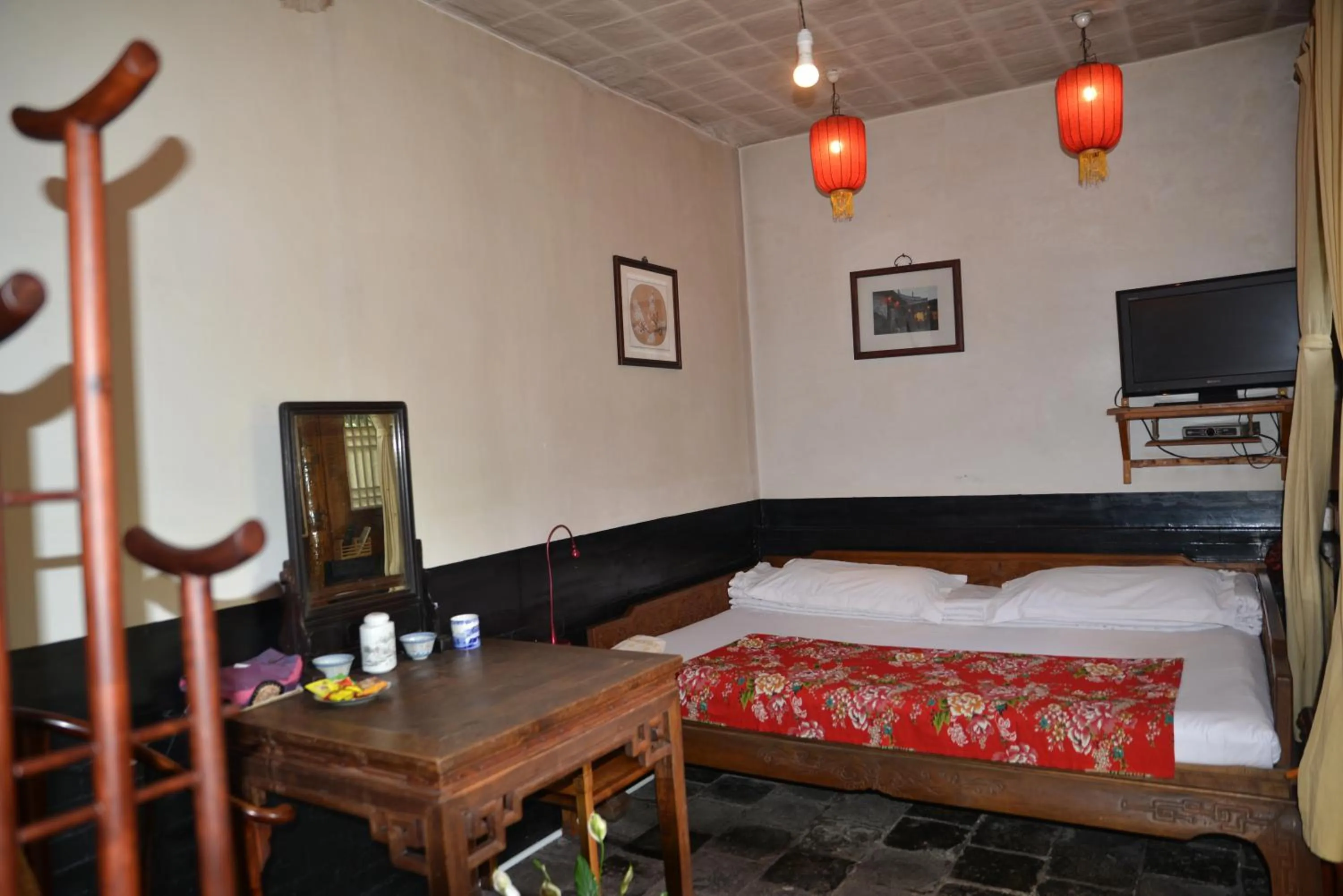 Decorative detail, Bed in Pingyao Yide Hotel