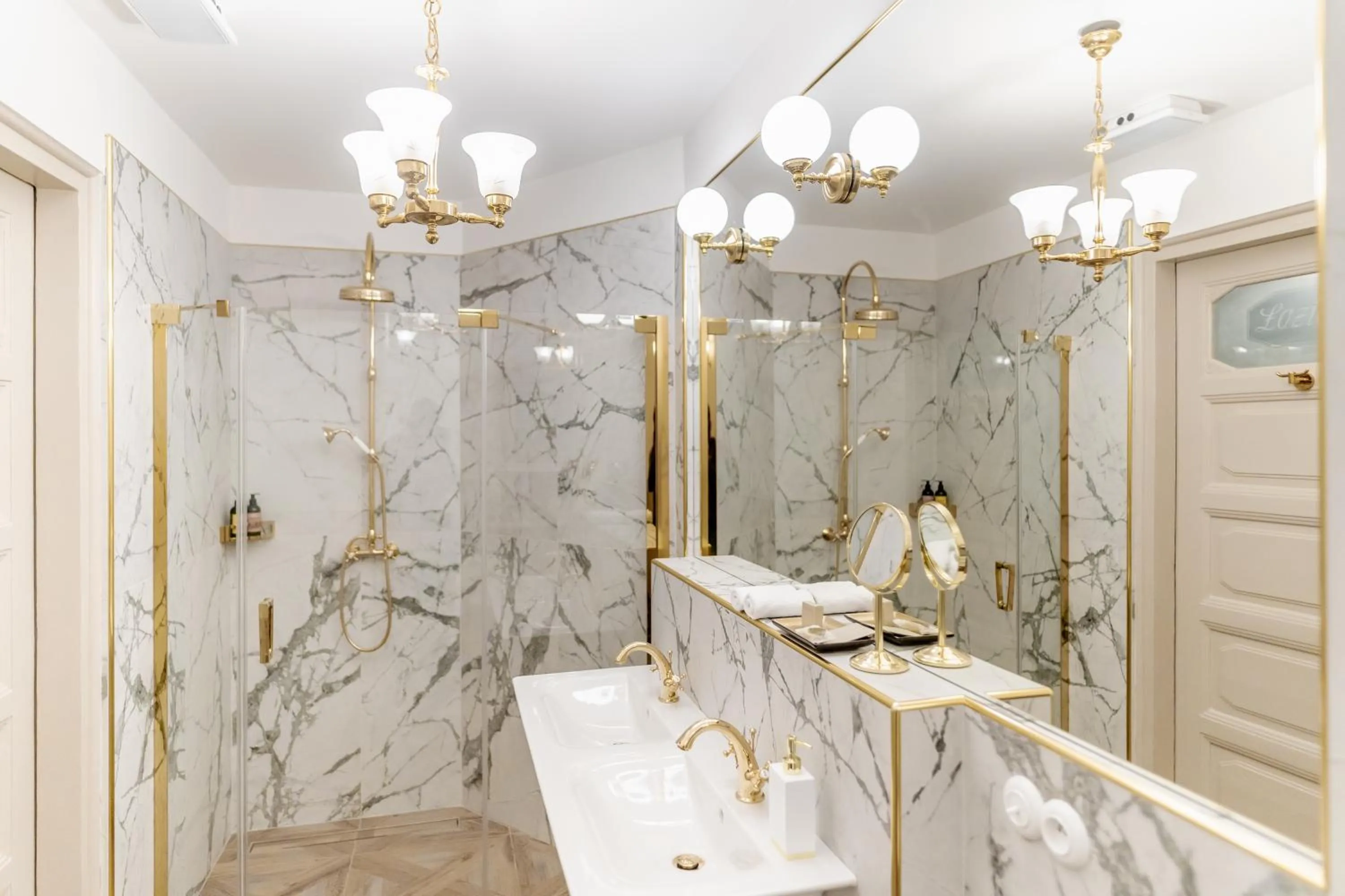 Shower in Hotel H15 Francuski Old Town - Destigo Hotels