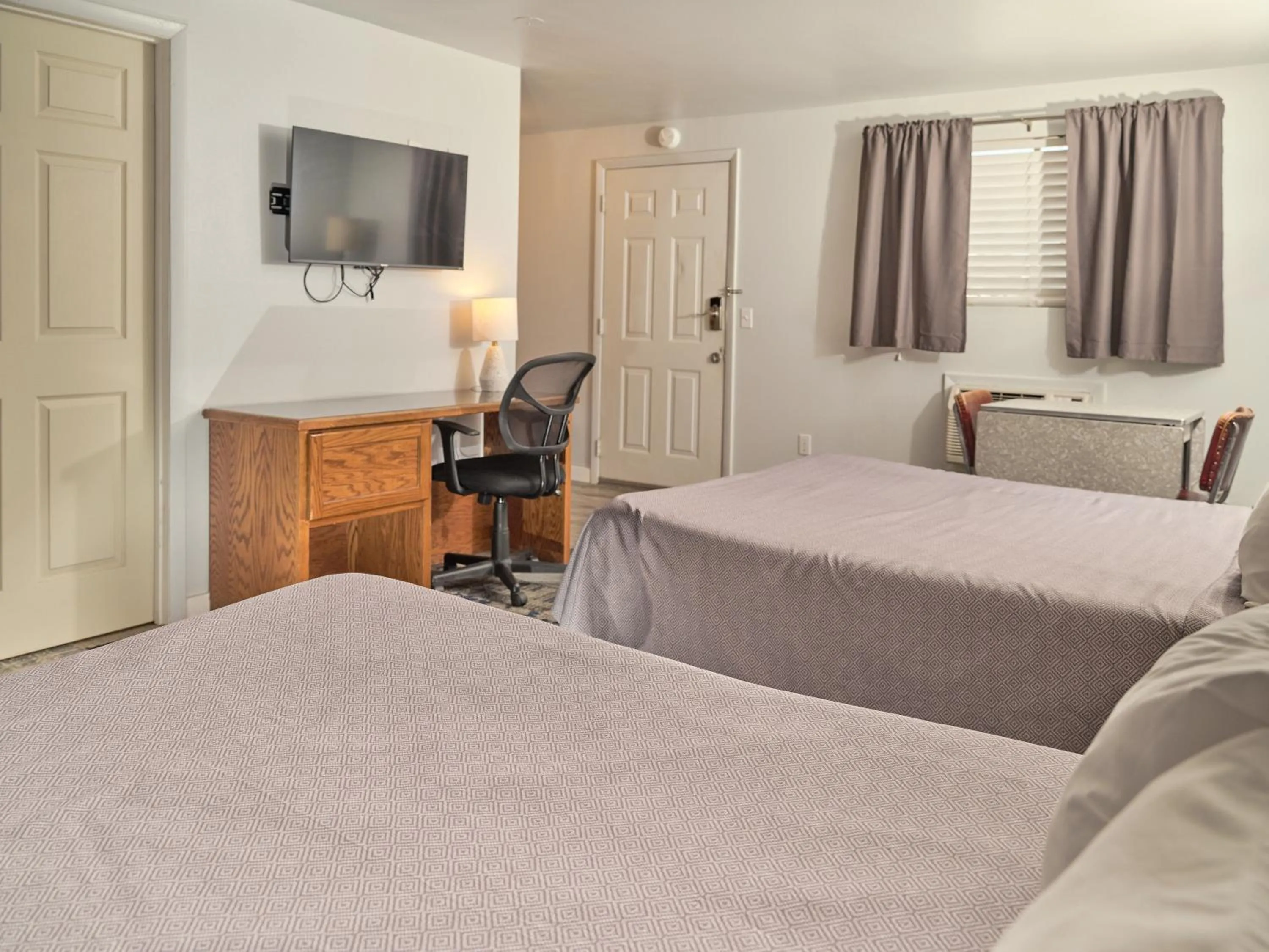 Bedroom, Bed in The Oakwood Inn