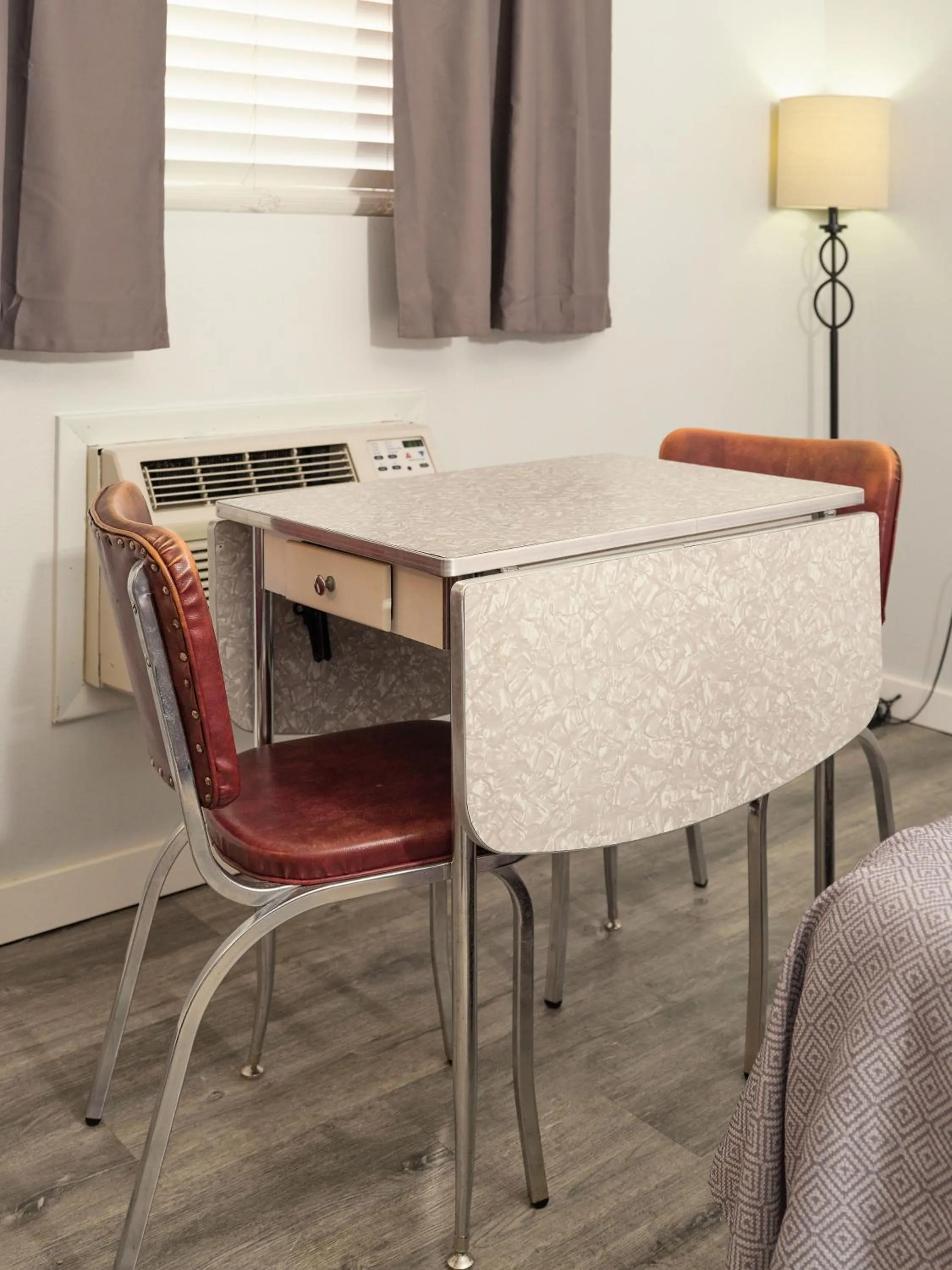 Bedroom in The Oakwood Inn