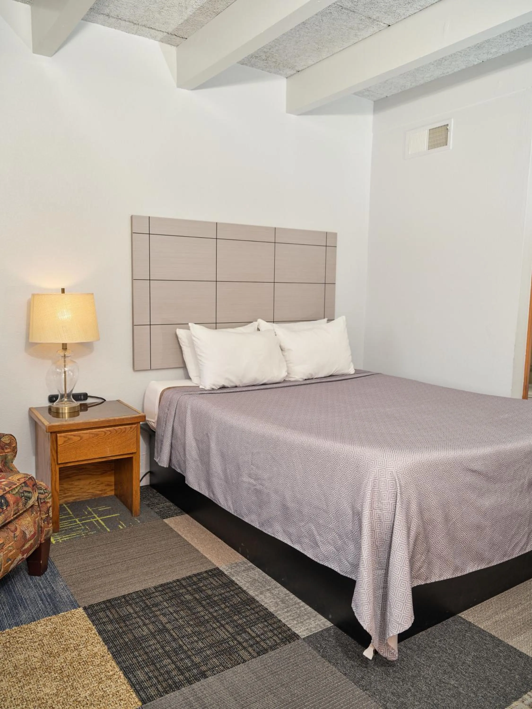 Bedroom, Bed in The Oakwood Inn