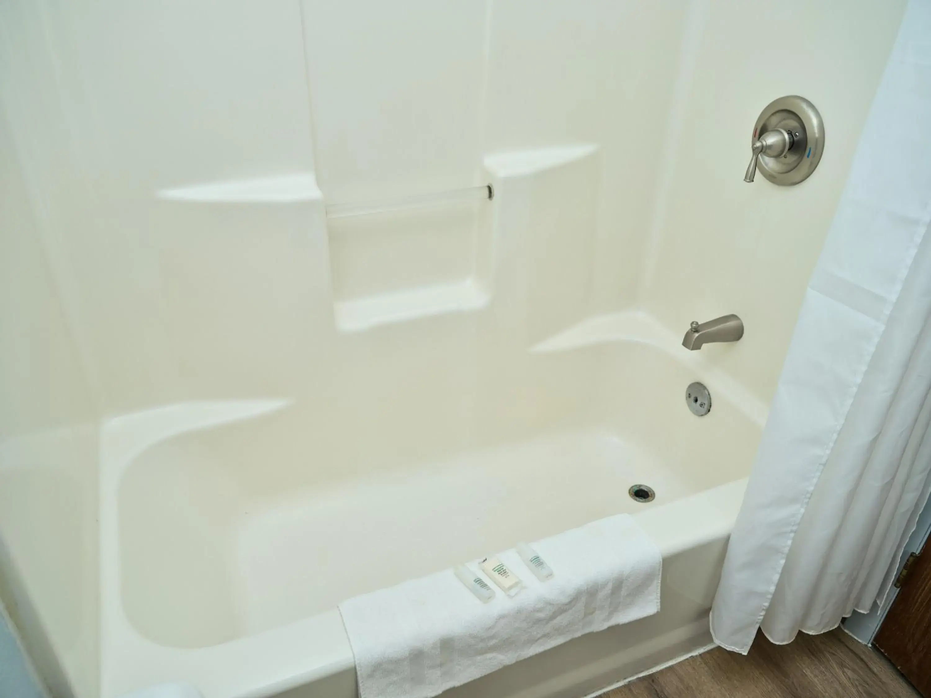 Standard Double Room in The Oakwood Inn Standard Double Room in The Oakwood Inn