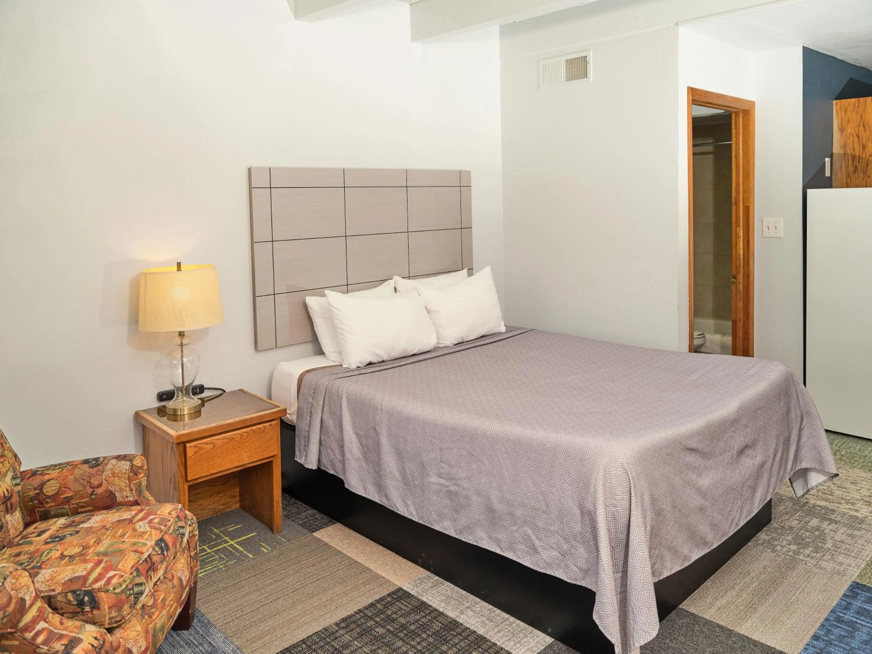 Bedroom, Bed in The Oakwood Inn