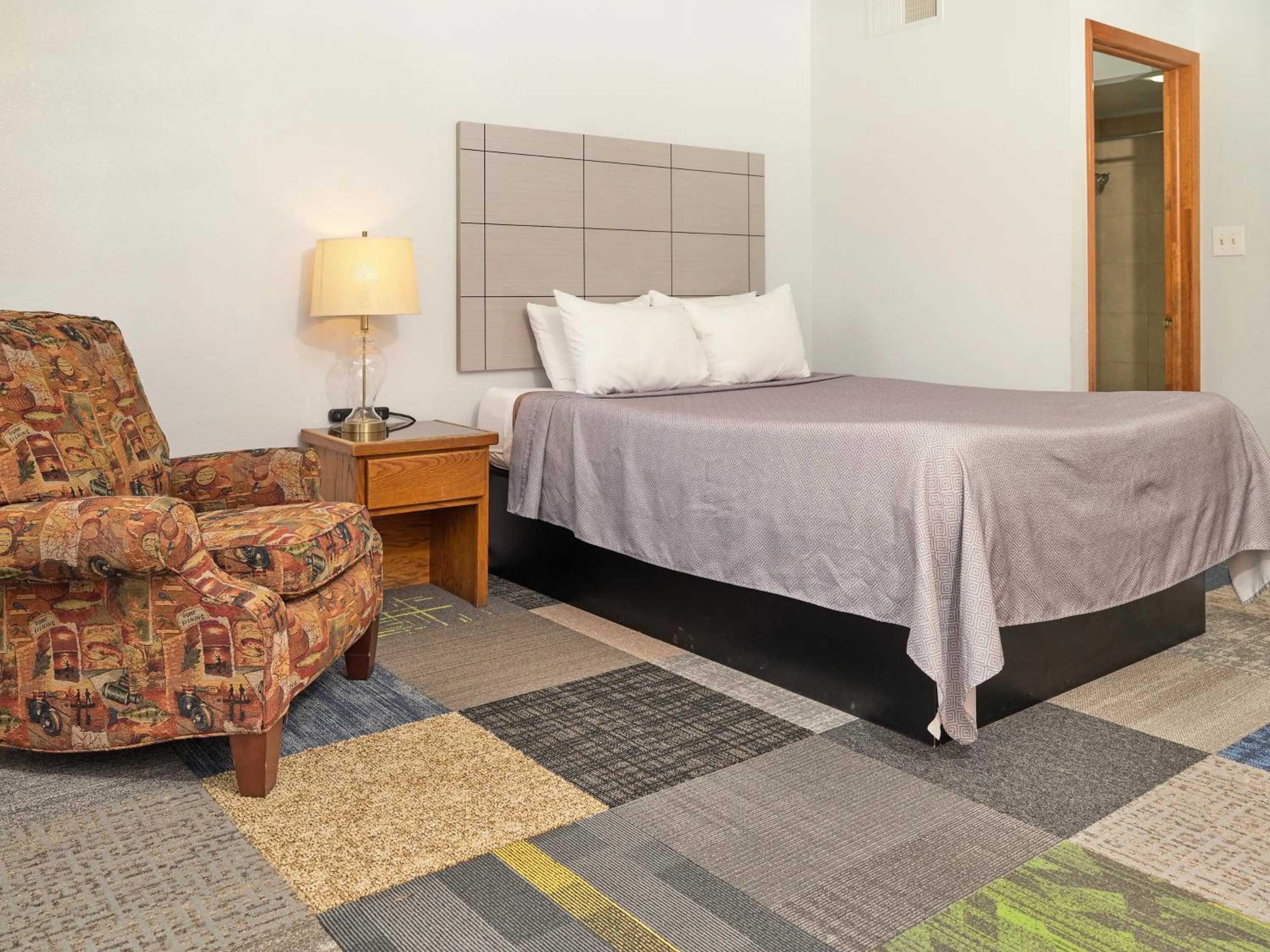 Bedroom, Bed in The Oakwood Inn