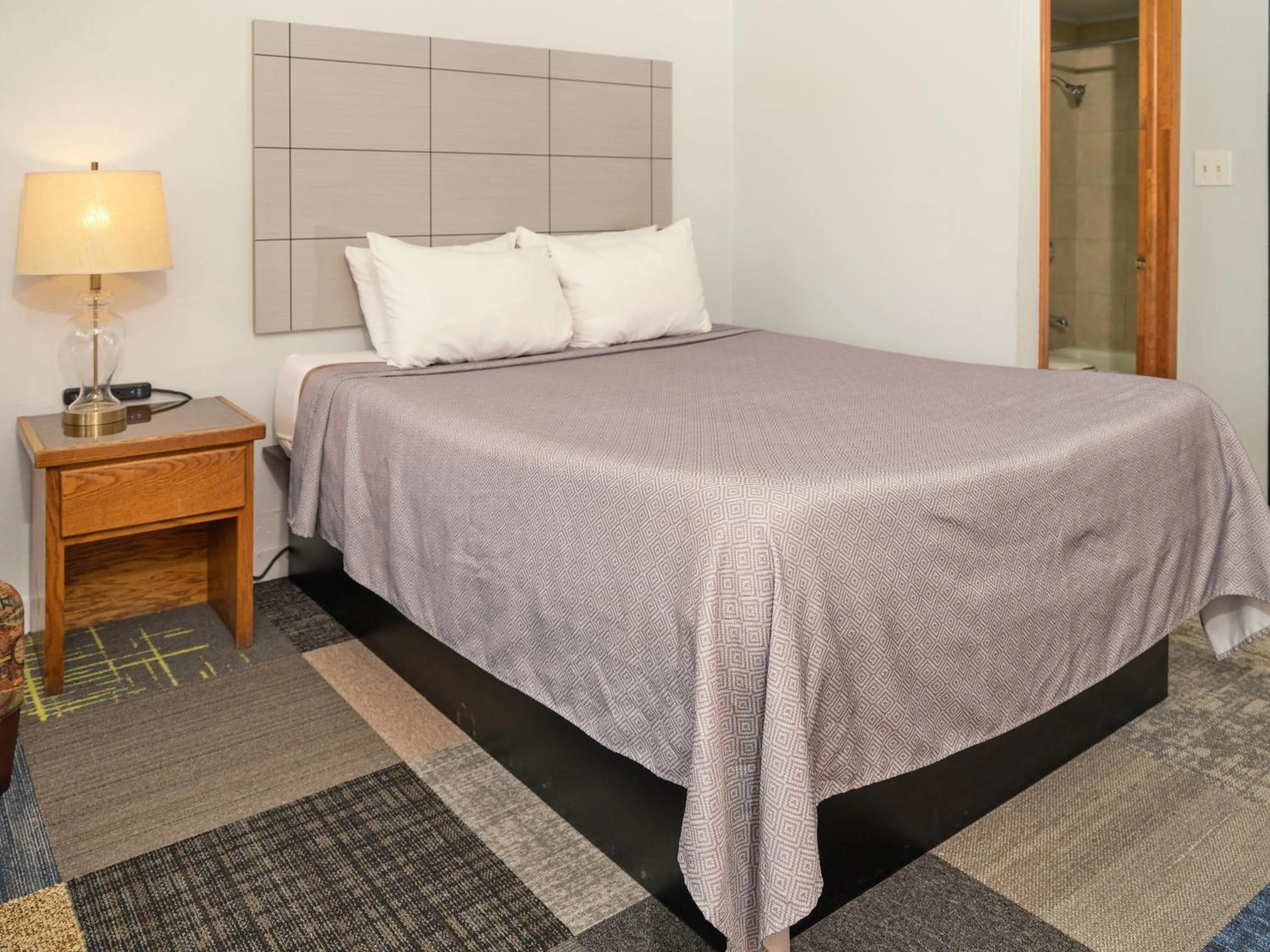 Bedroom, Bed in The Oakwood Inn