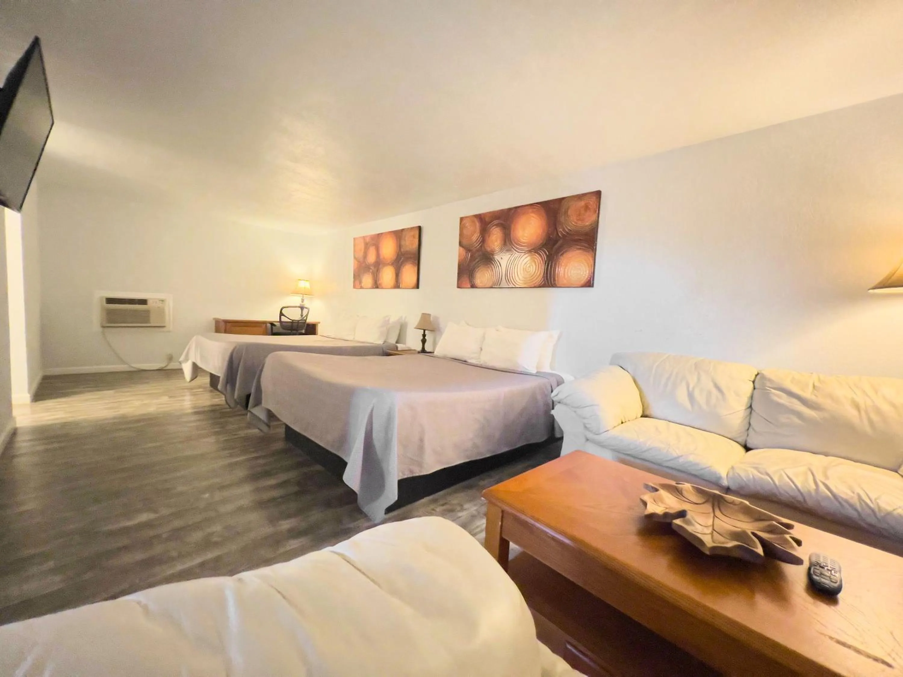 Bedroom, Bed in The Oakwood Inn