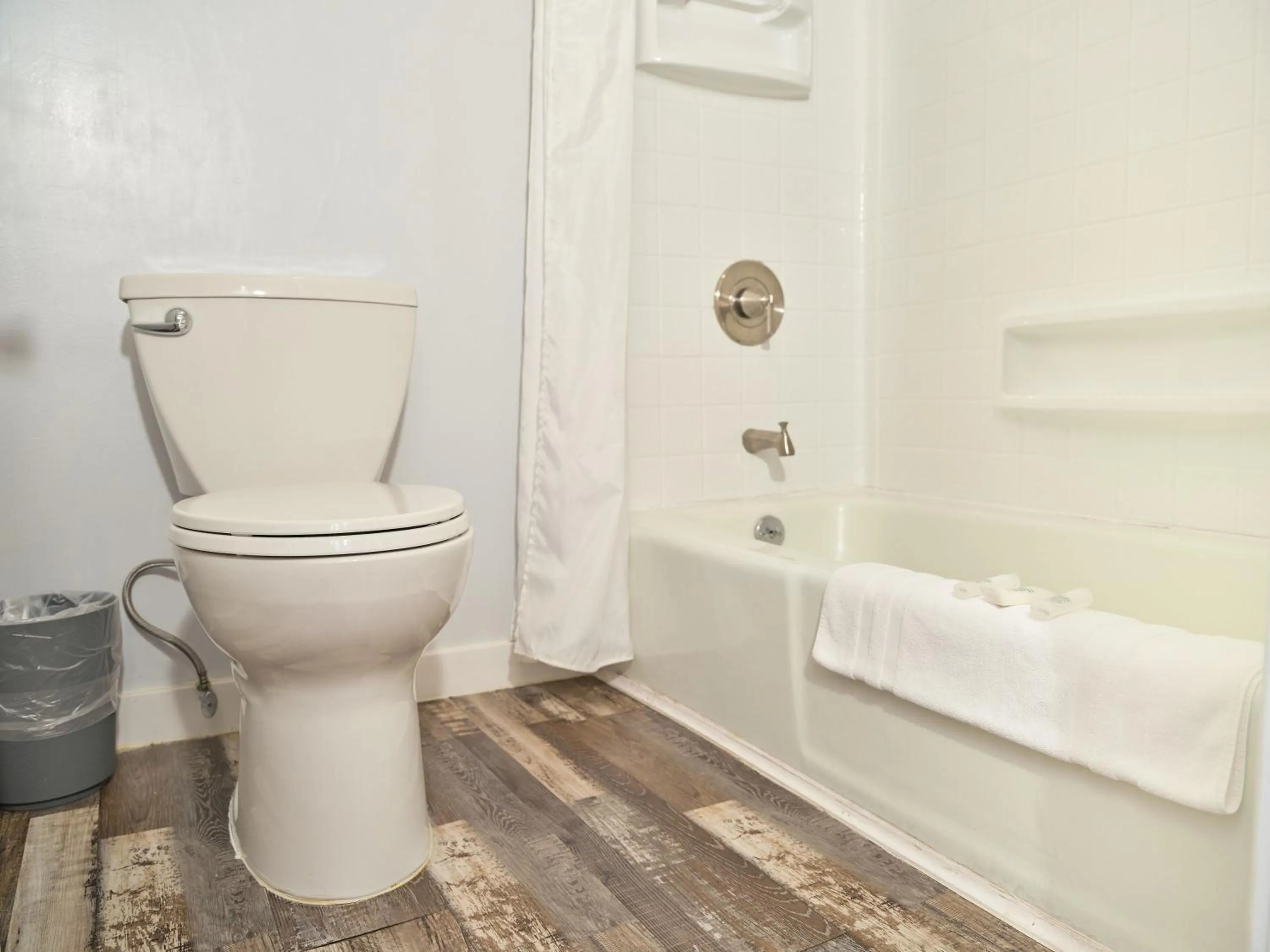 Bathroom in The Oakwood Inn