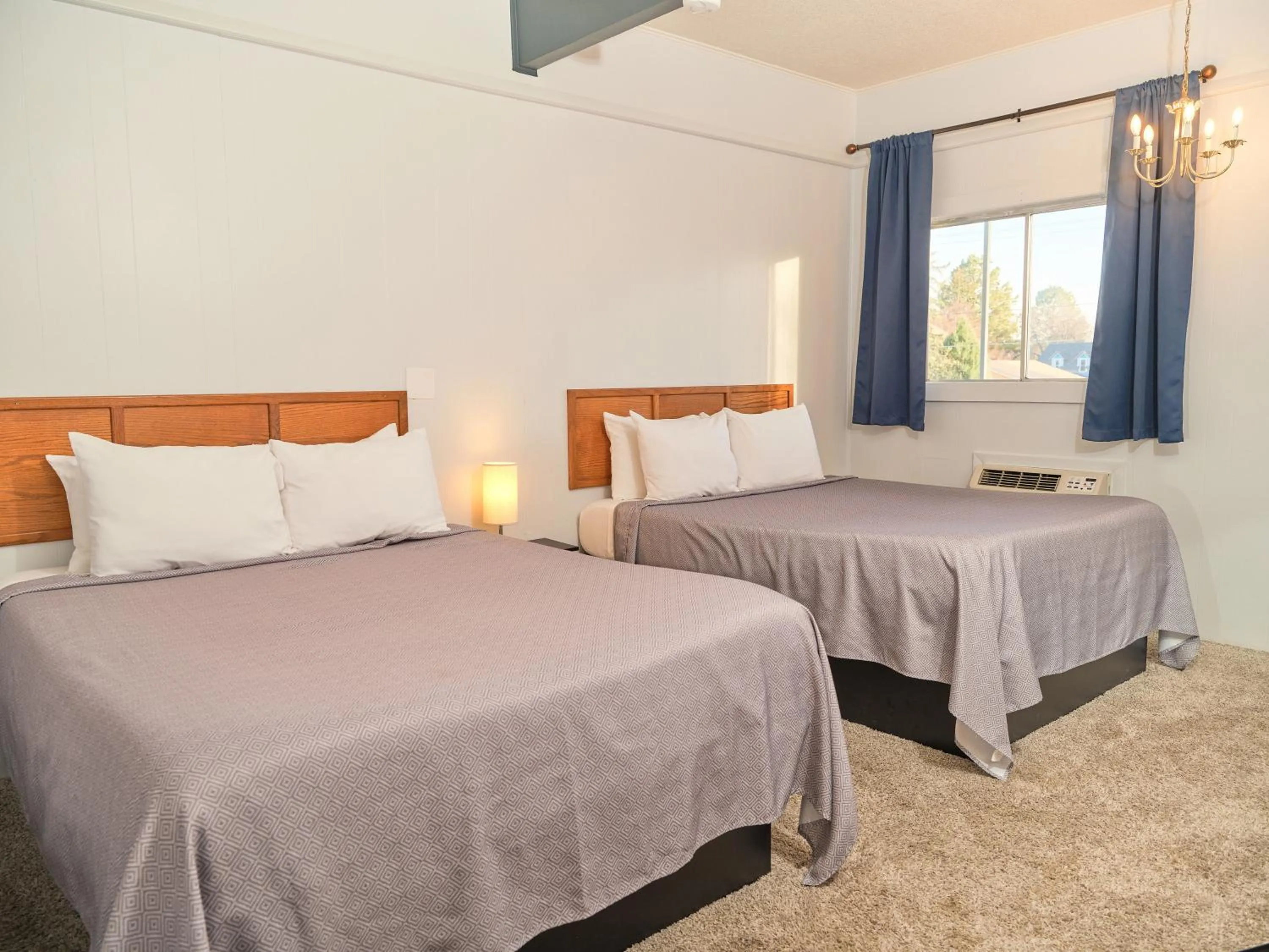 Bedroom, Bed in The Oakwood Inn