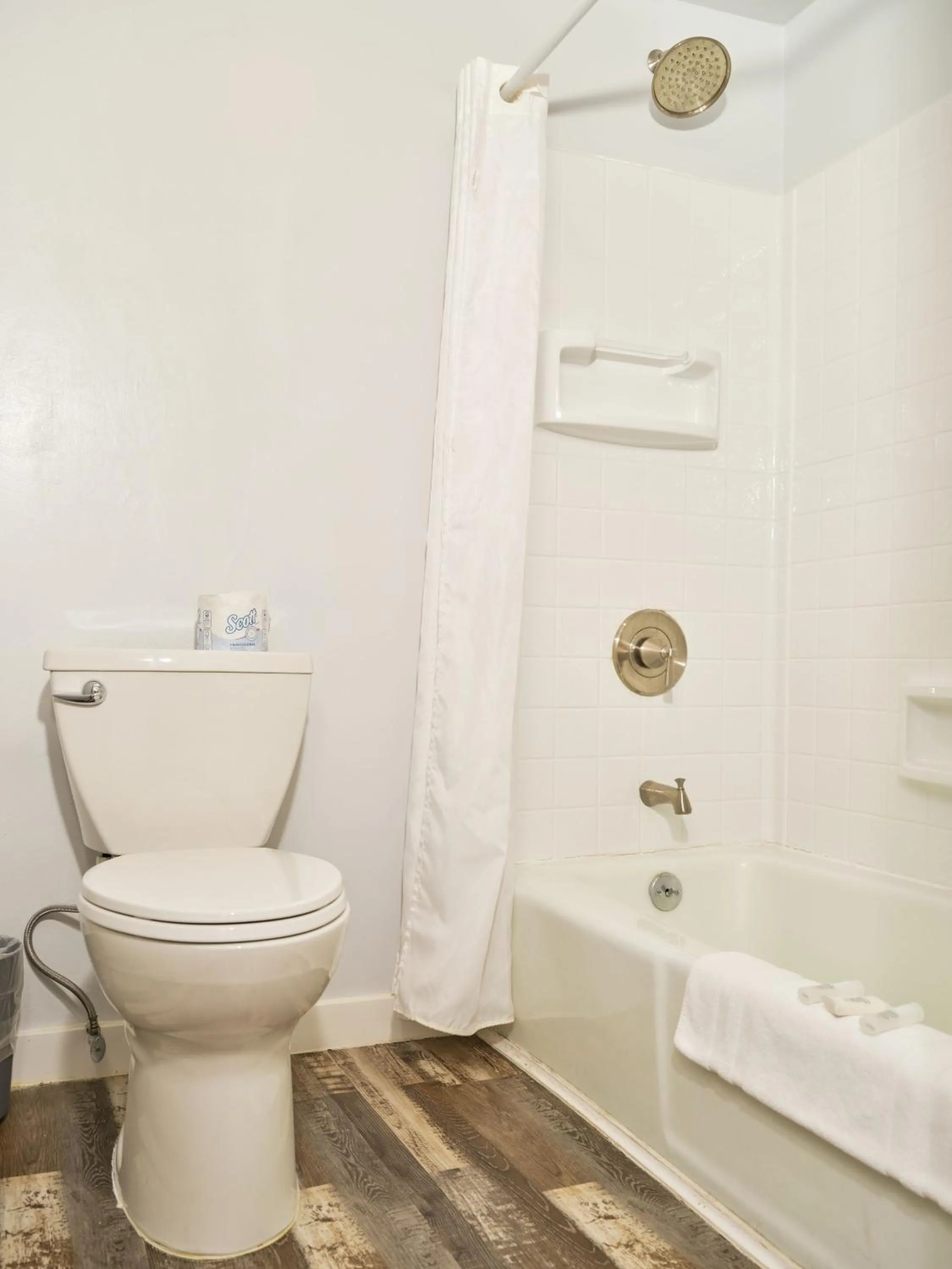Bathroom in The Oakwood Inn