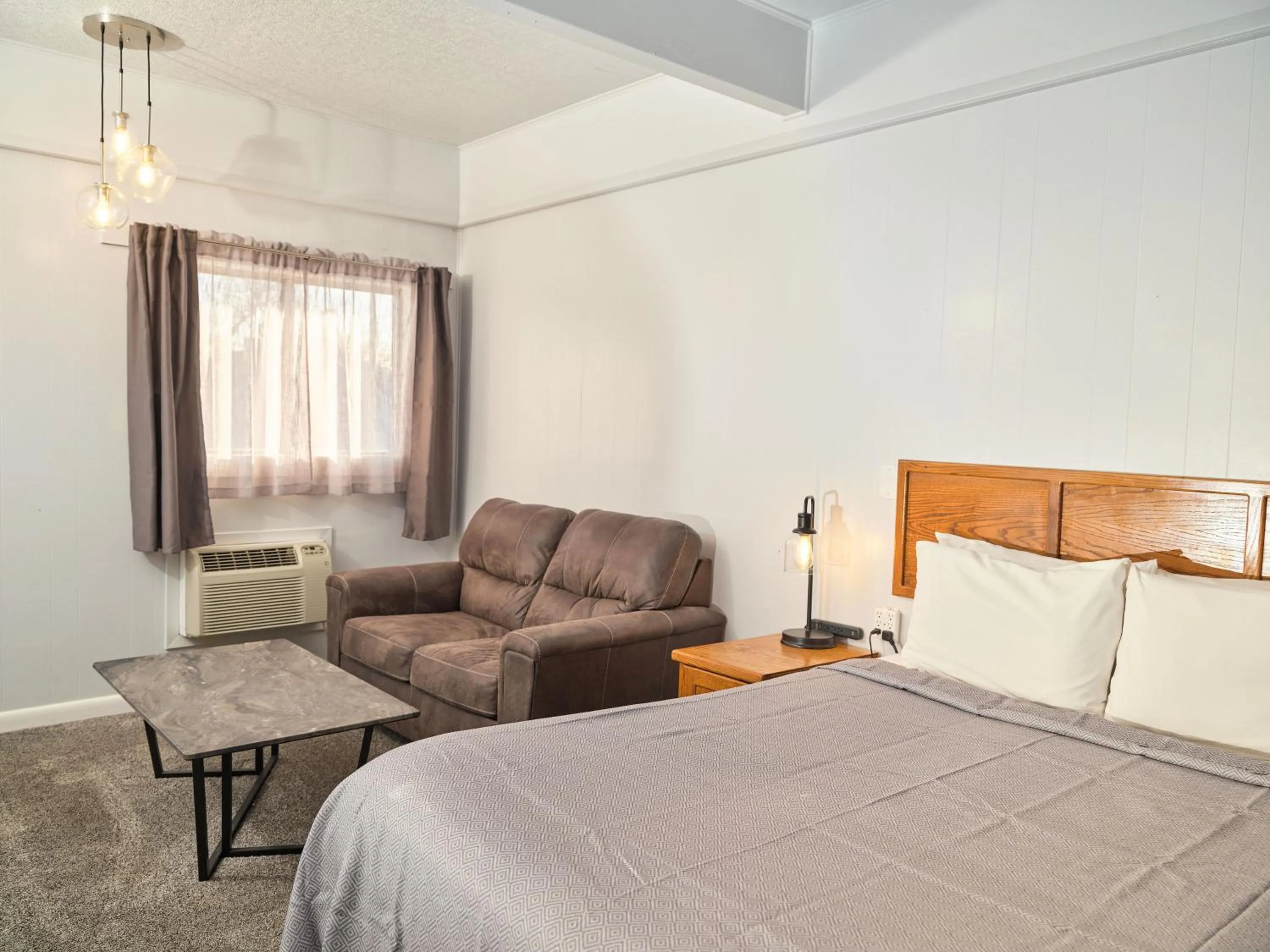 Bedroom, Bed in The Oakwood Inn