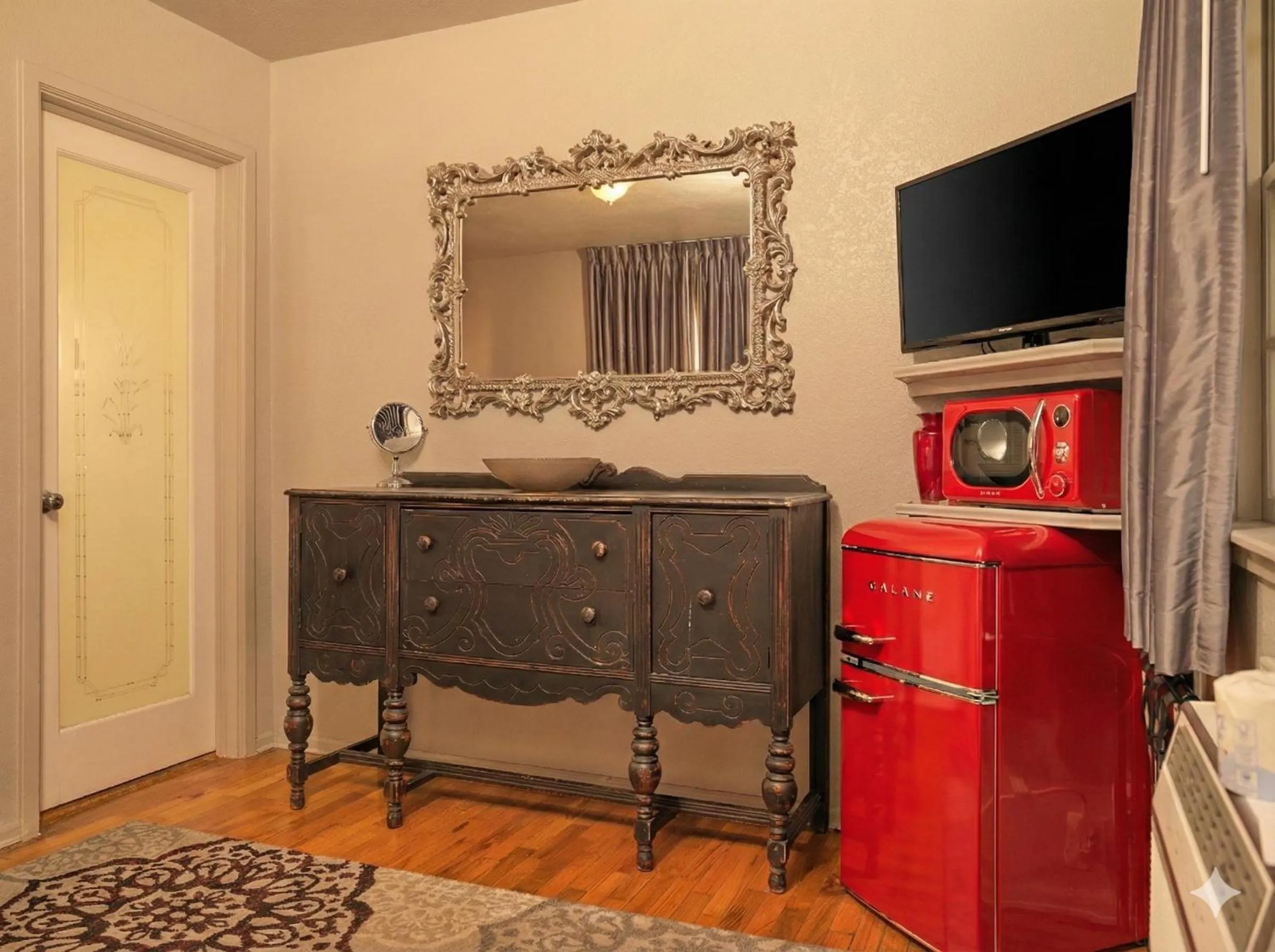 Bedroom in The Crest Motel