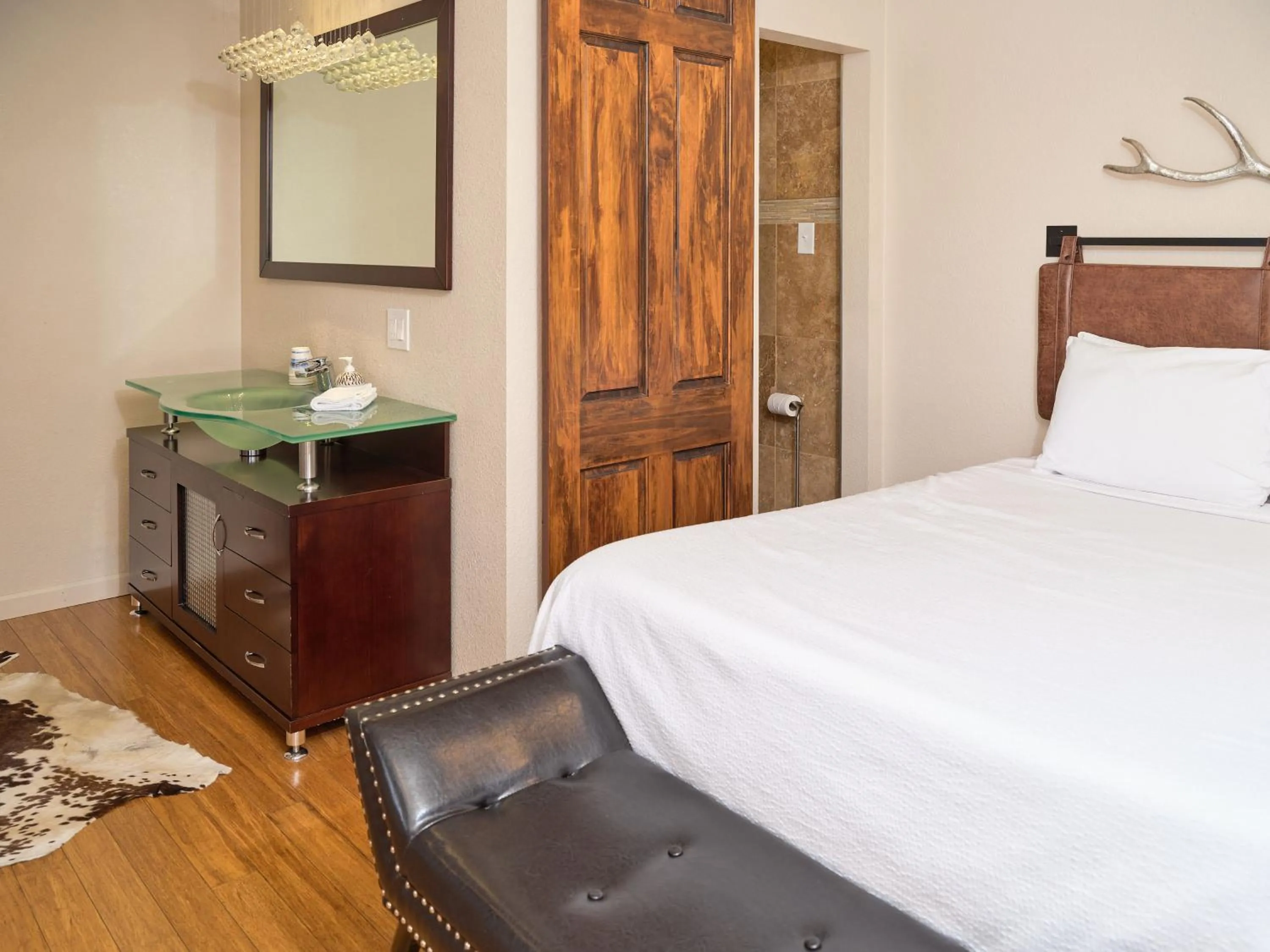 Bedroom, Bed in The Crest Motel