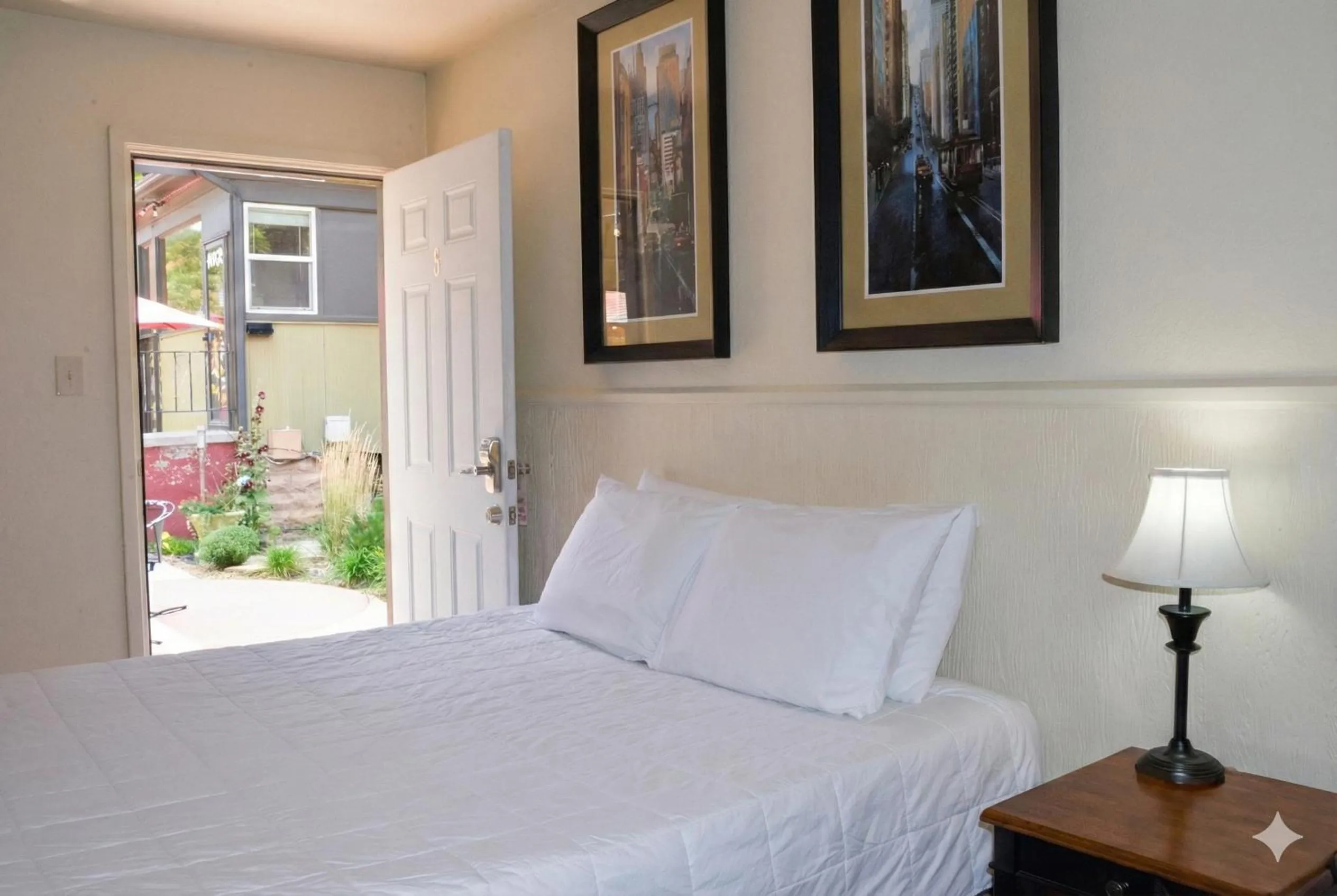 Bedroom, Bed in The Crest Motel