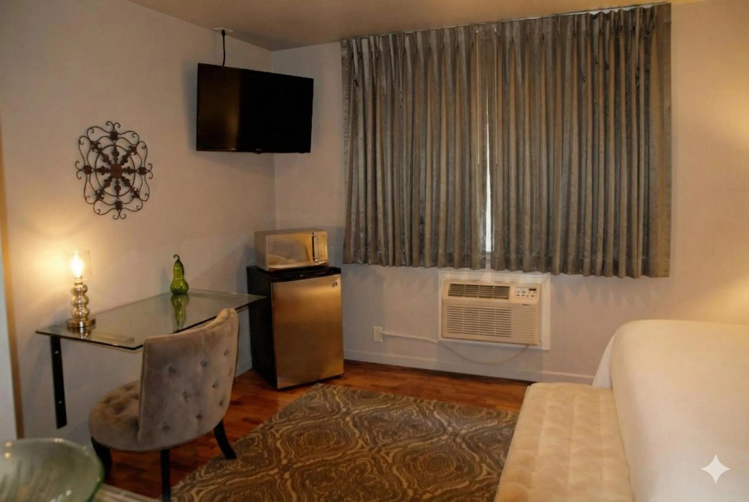 Bedroom in The Crest Motel