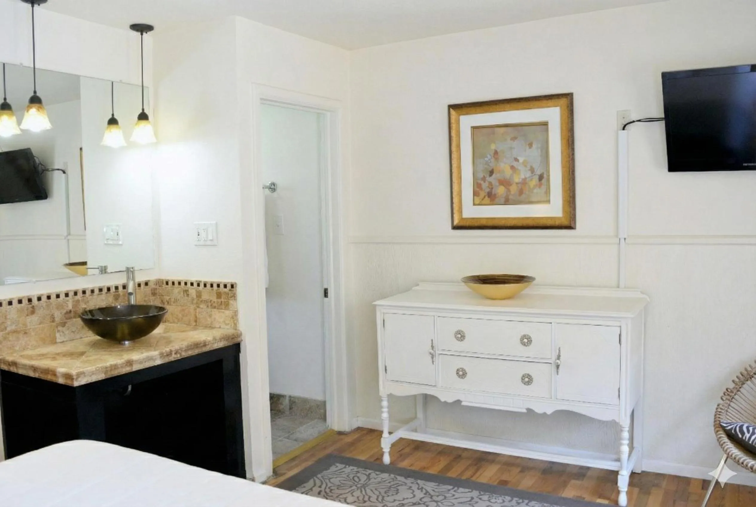 Bedroom in The Crest Motel