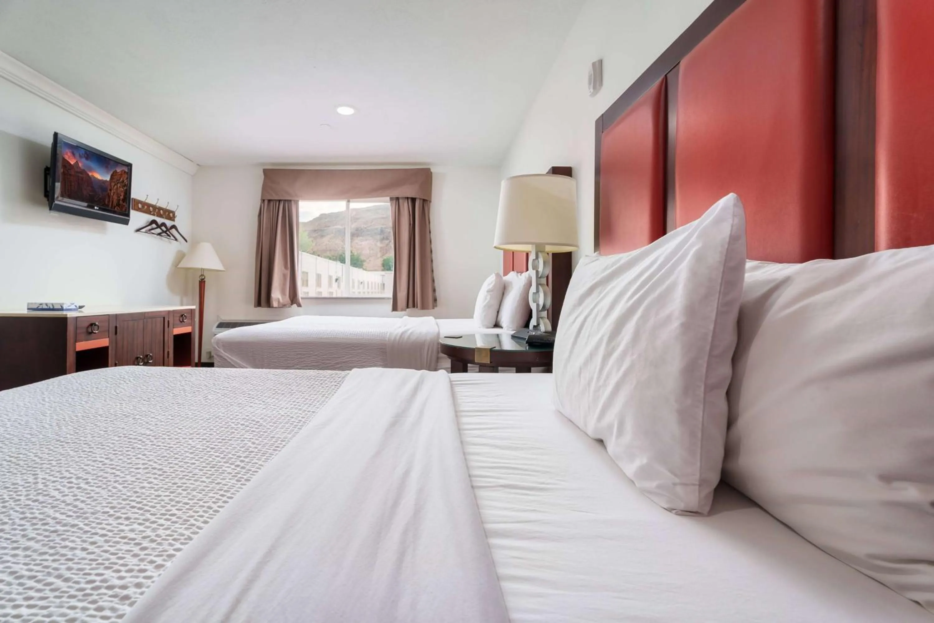 Photo of the whole room, Bed in Ramada by Wyndham La Verkin Zion National Park