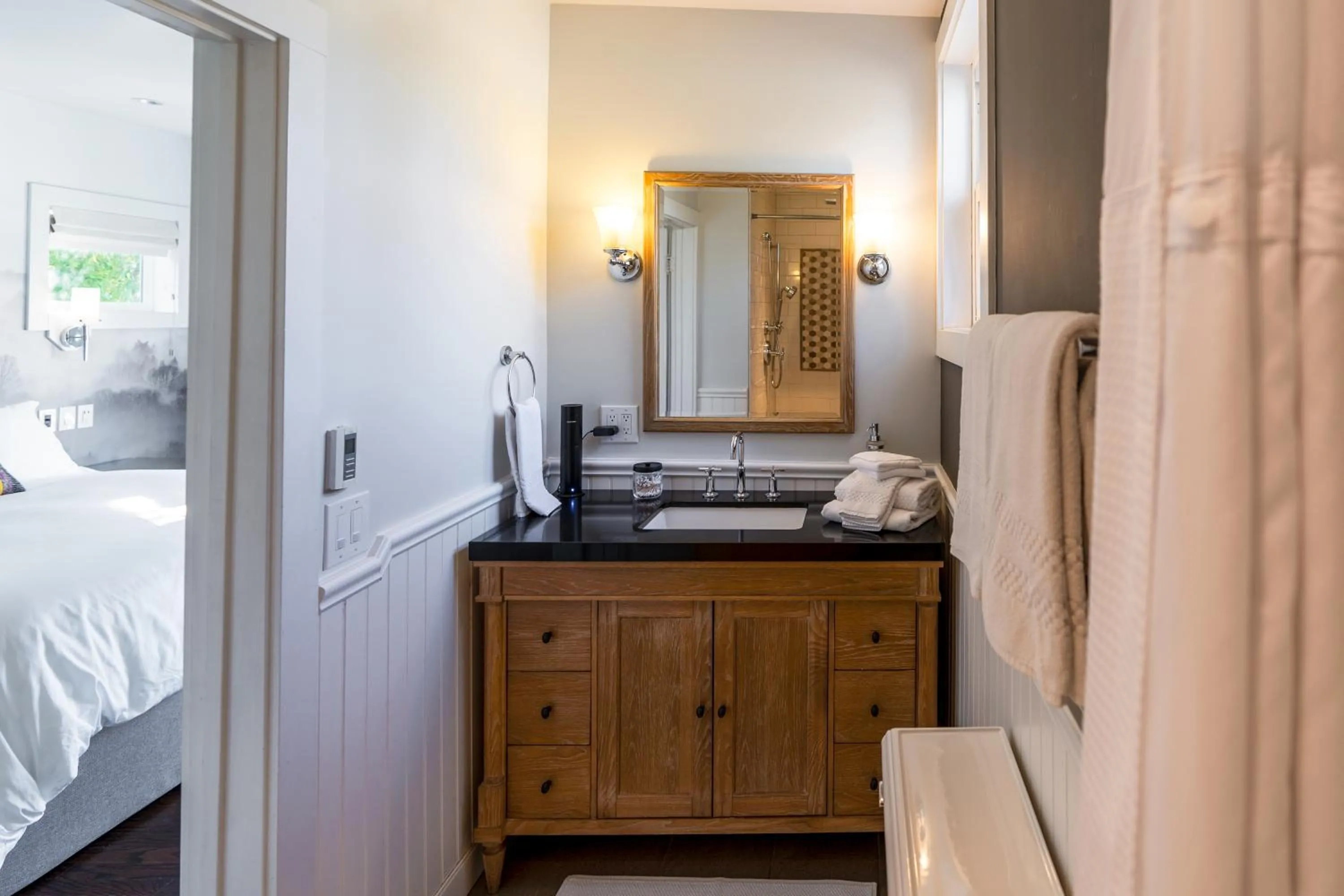 Bathroom, Bed in Brannan Cottage Inn