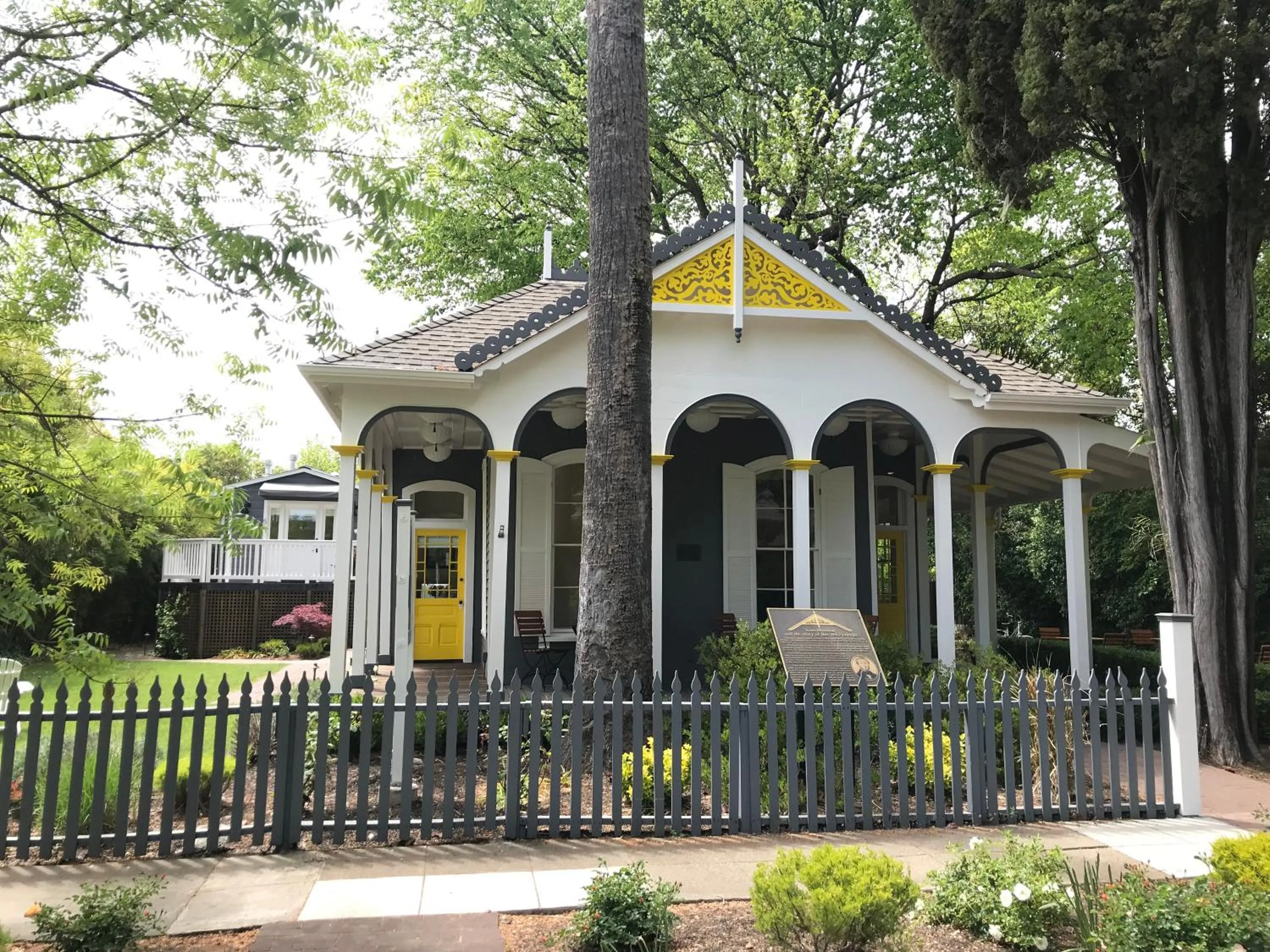 Facade/entrance in Brannan Cottage Inn