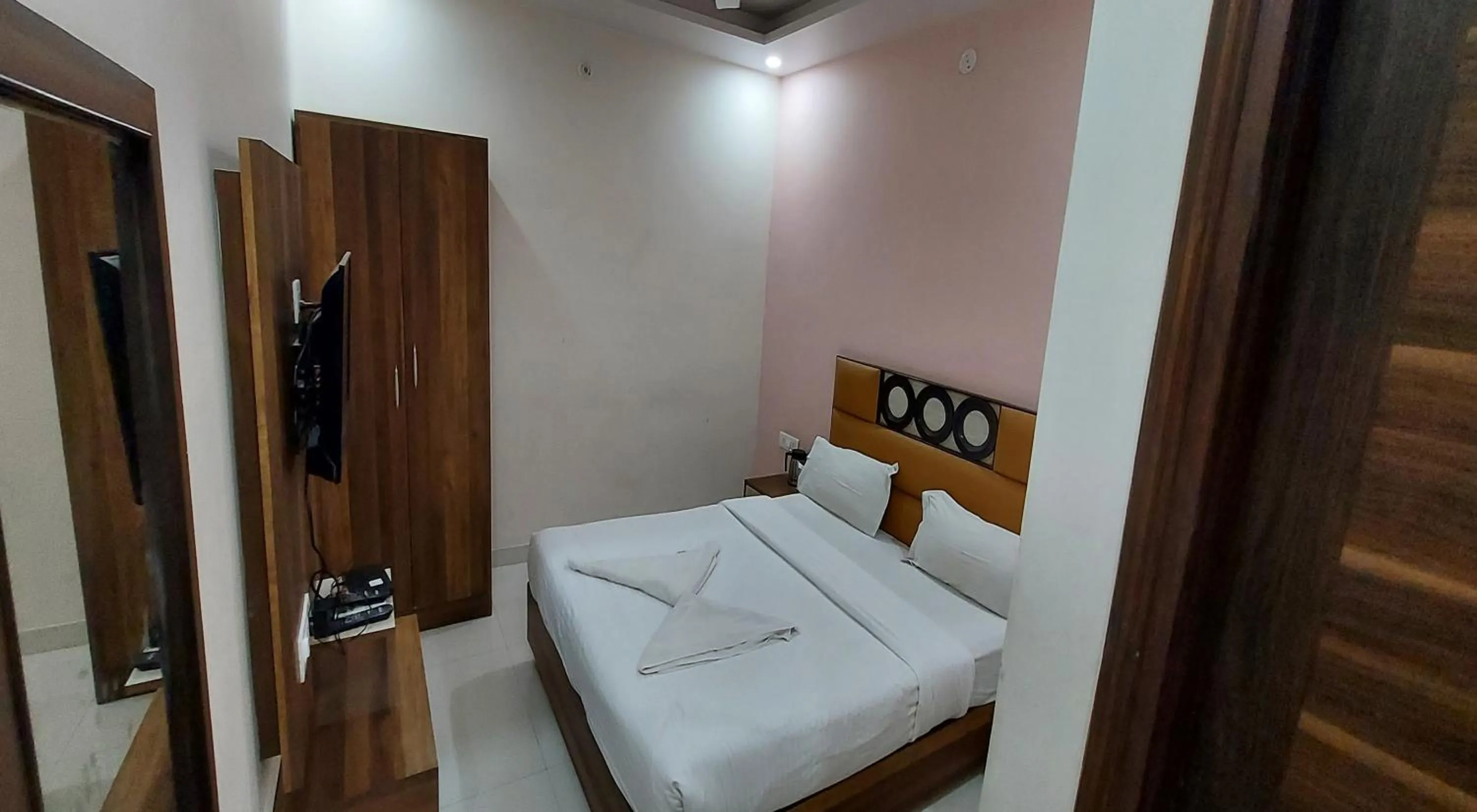 Photo of the whole room, Bed in Hotel Reeve Inn